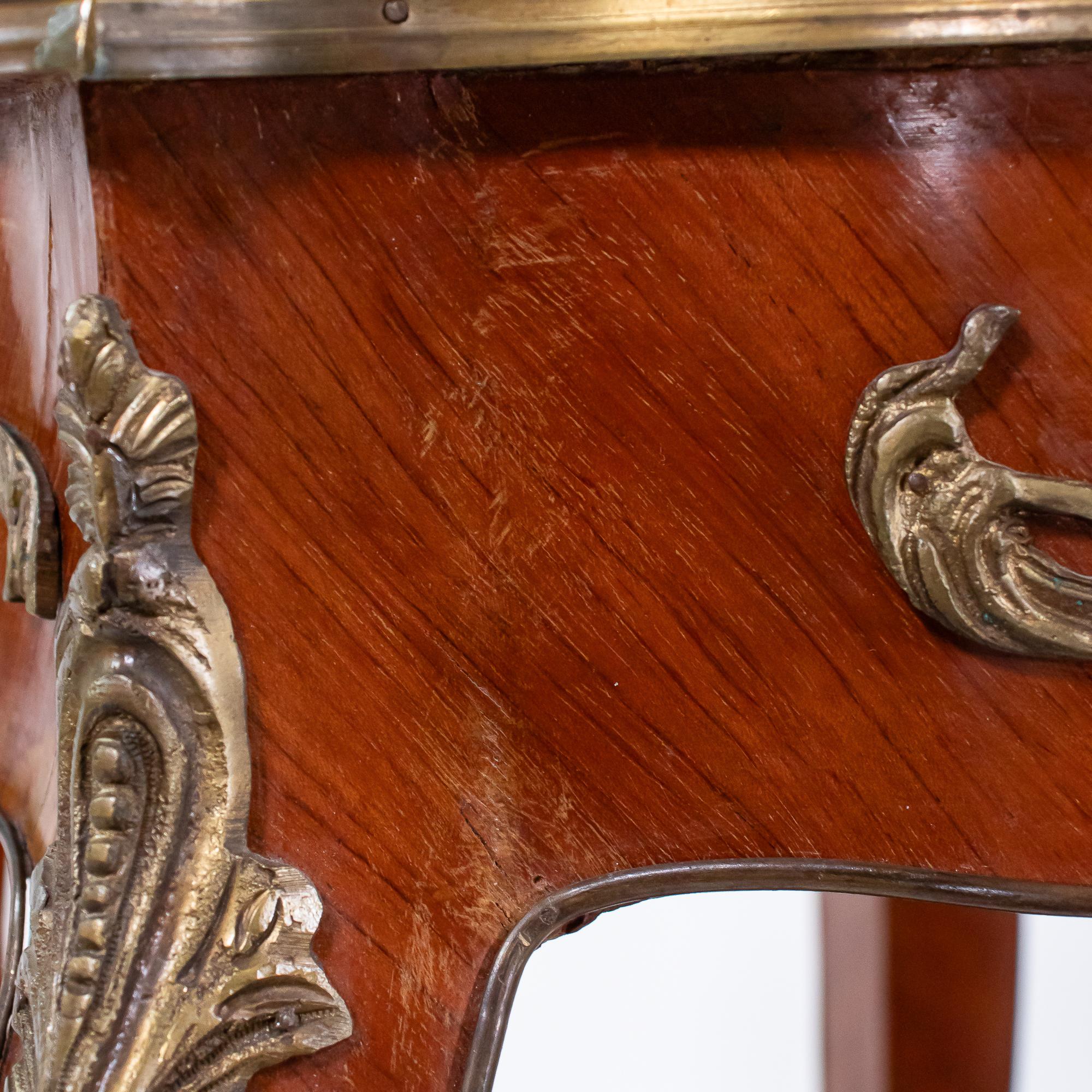 Coppia di tavolini da salotto francesi del primo Novecento con piani intarsiati e ottone in vendita 7