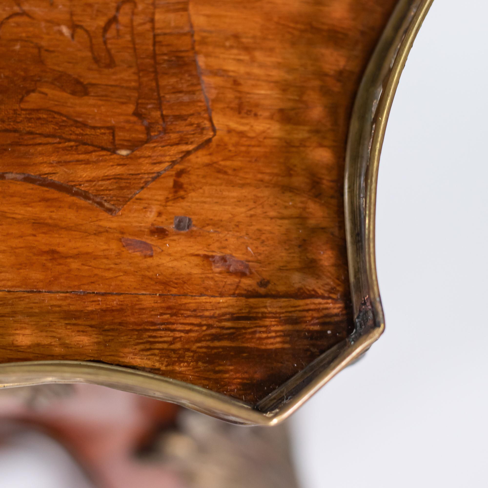 Coppia di tavolini da salotto francesi del primo Novecento con piani intarsiati e ottone in vendita 10