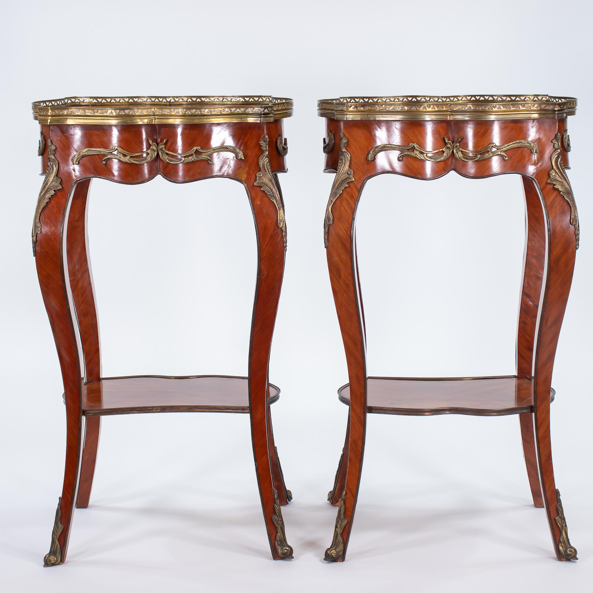 Questi squisiti tavolini sono realizzati in pino con una ricca impiallacciatura in mogano, mettendo in mostra la raffinata maestria artigianale tipica del design francese dell'inizio del XX secolo. Ogni gueridon presenta un piano smerlato ornato da