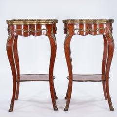 Paar französische Beistelltische des frühen 20. Jahrhunderts mit eingelegten Platten und Messing