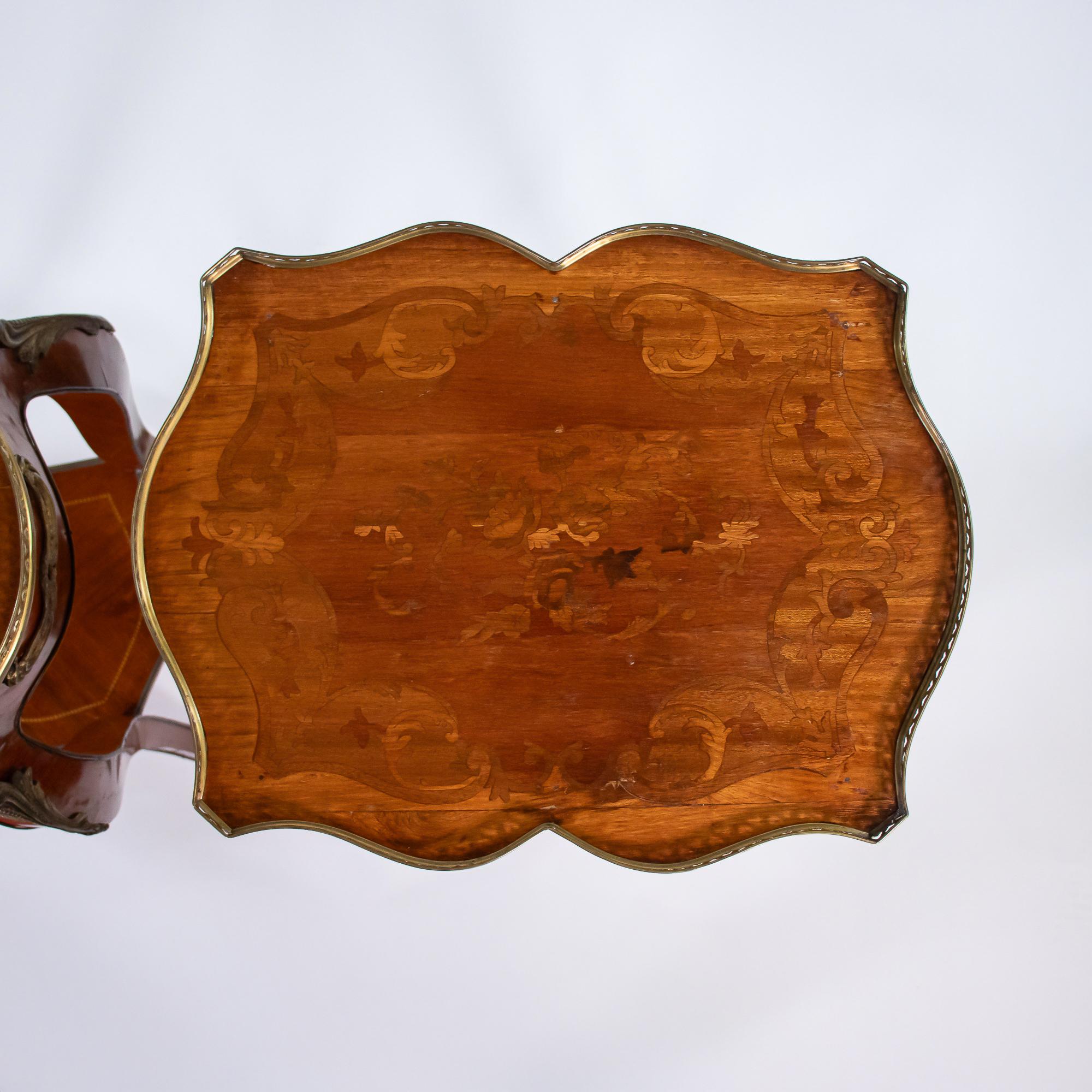 Francese Coppia di tavolini da salotto francesi del primo Novecento con piani intarsiati e ottone in vendita