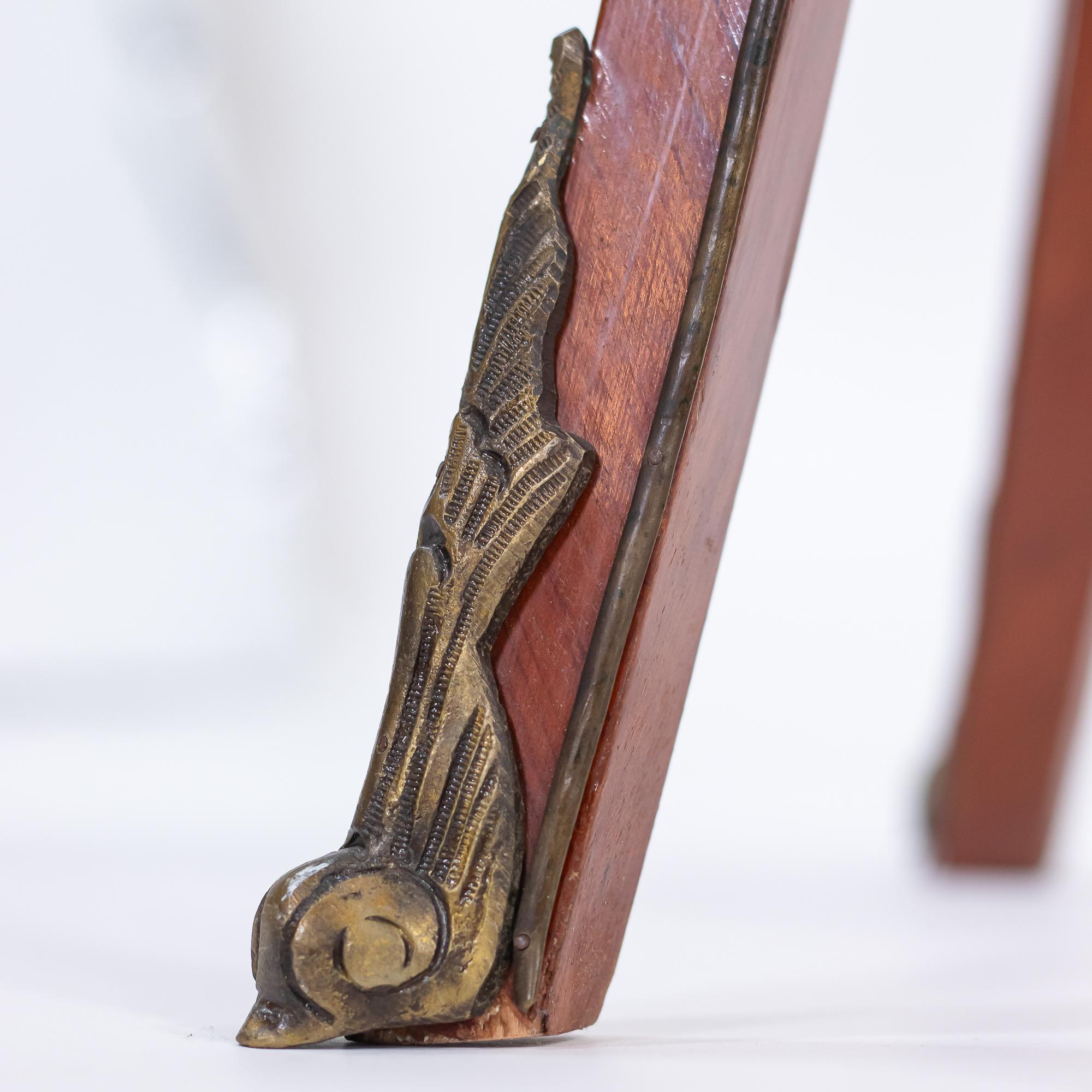 XX secolo Coppia di tavolini da salotto francesi del primo Novecento con piani intarsiati e ottone in vendita