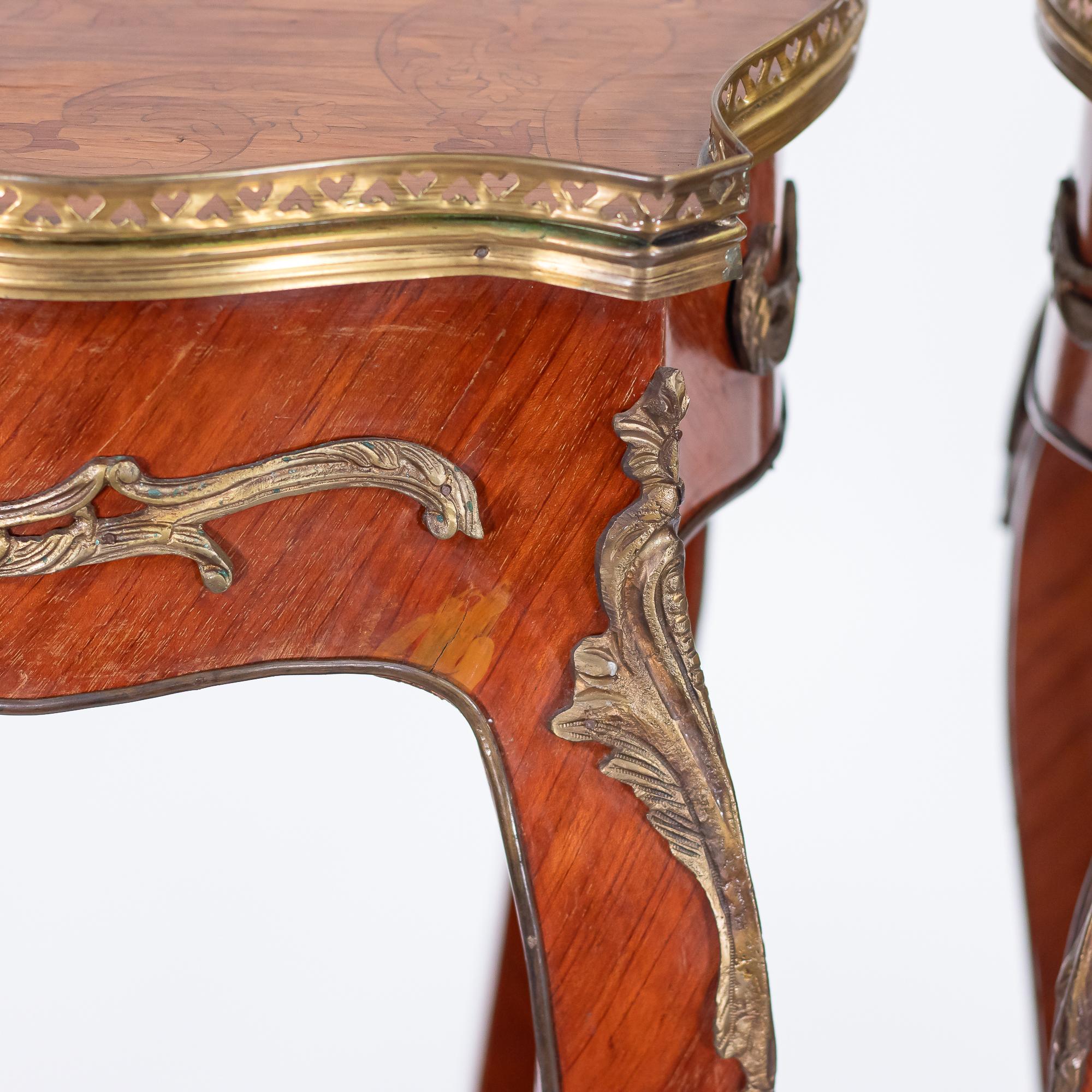 Ottone Coppia di tavolini da salotto francesi del primo Novecento con piani intarsiati e ottone in vendita