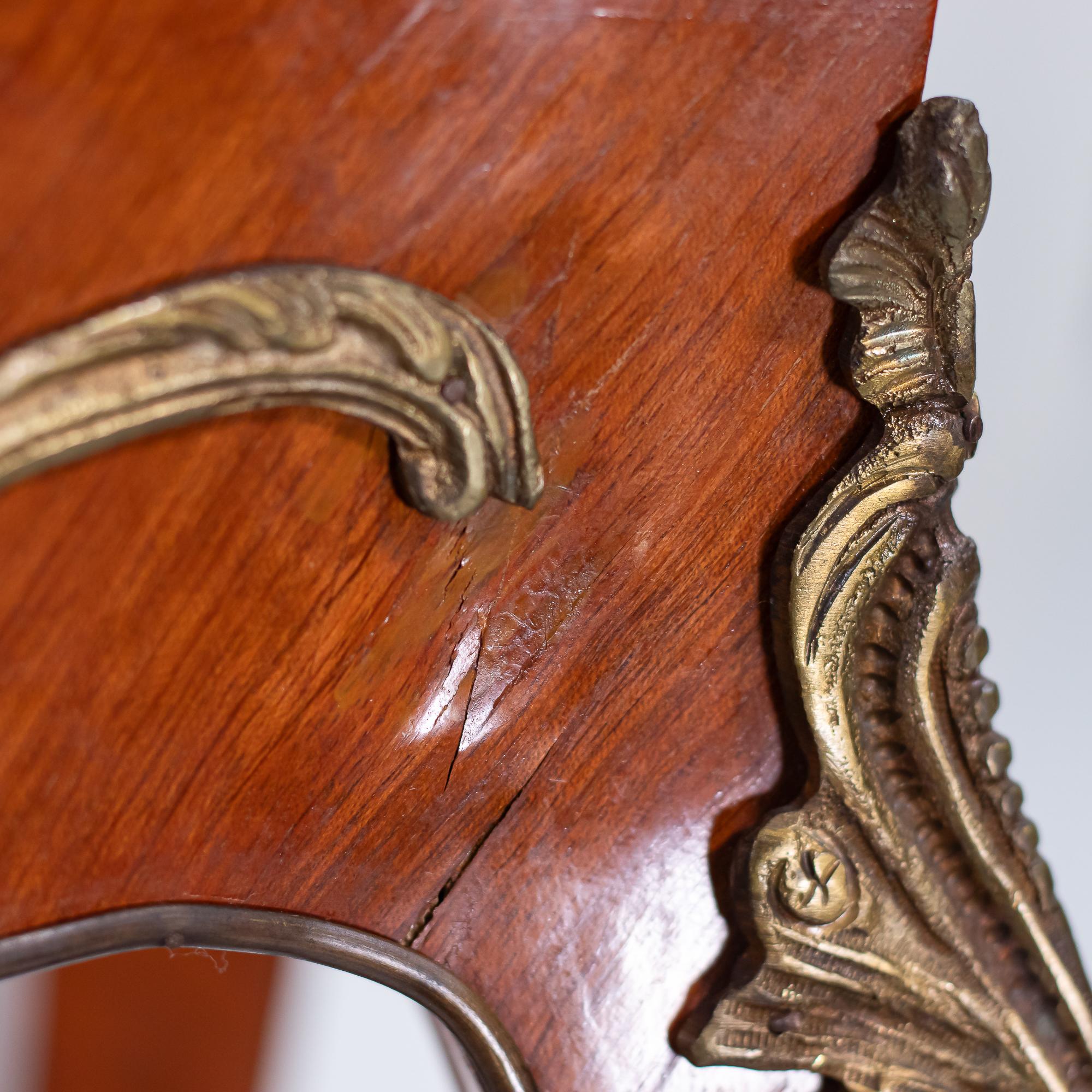 Coppia di tavolini da salotto francesi del primo Novecento con piani intarsiati e ottone in vendita 1