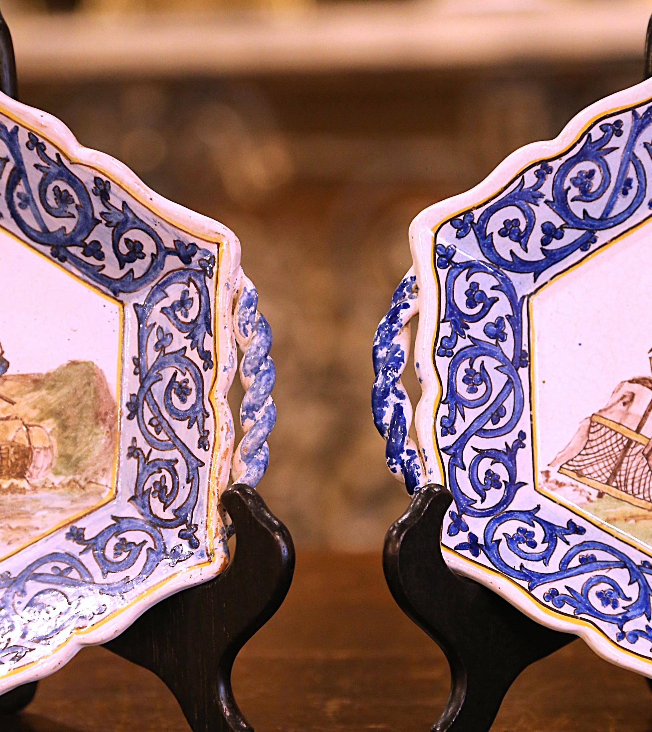 Pareja de posavasos franceses de loza de principios del siglo XX firmados Henriot Quimper en Excelente estado para la venta en Dallas, TX