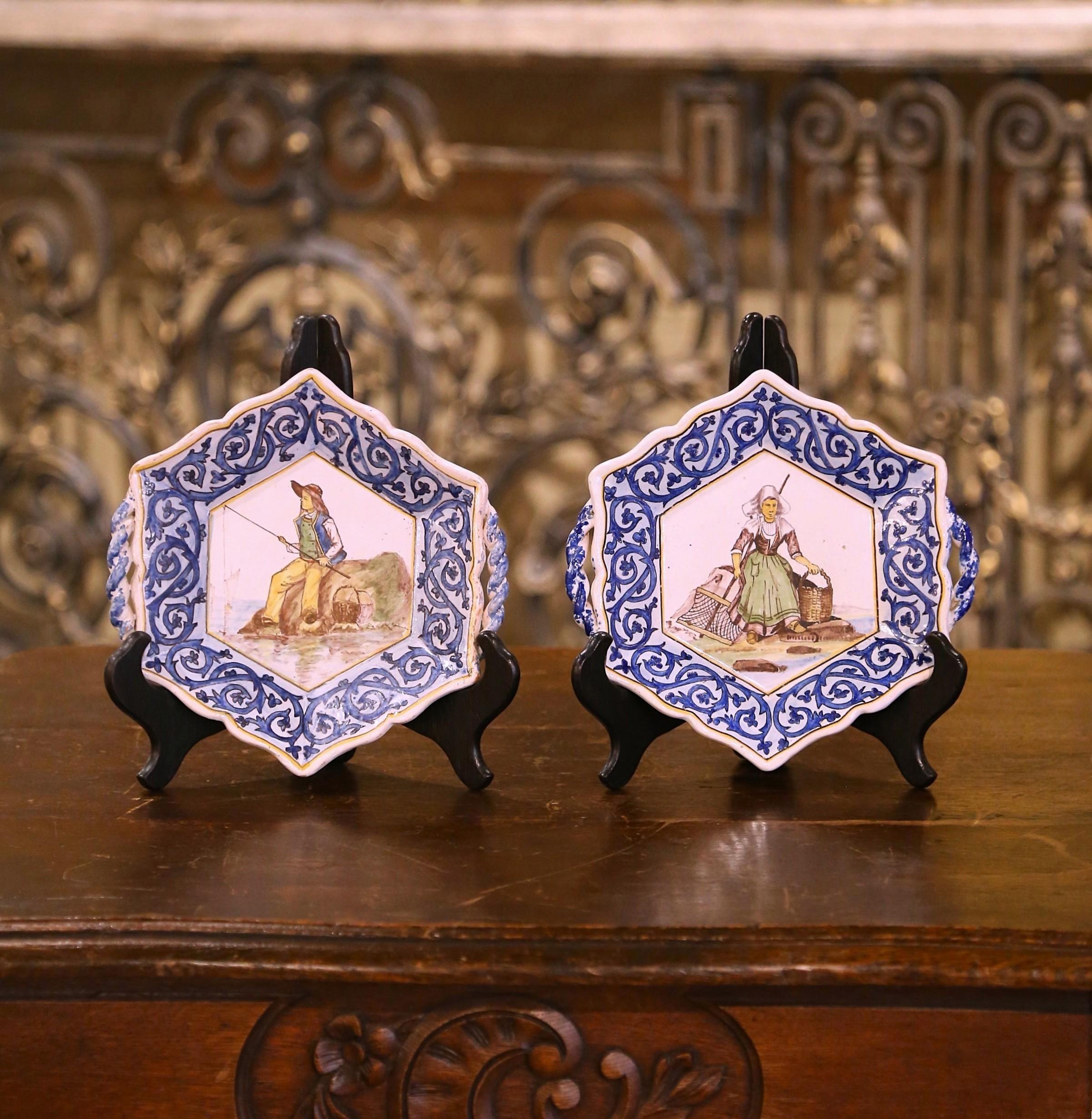 Pareja de posavasos franceses de loza de principios del siglo XX firmados Henriot Quimper Fayenza en venta