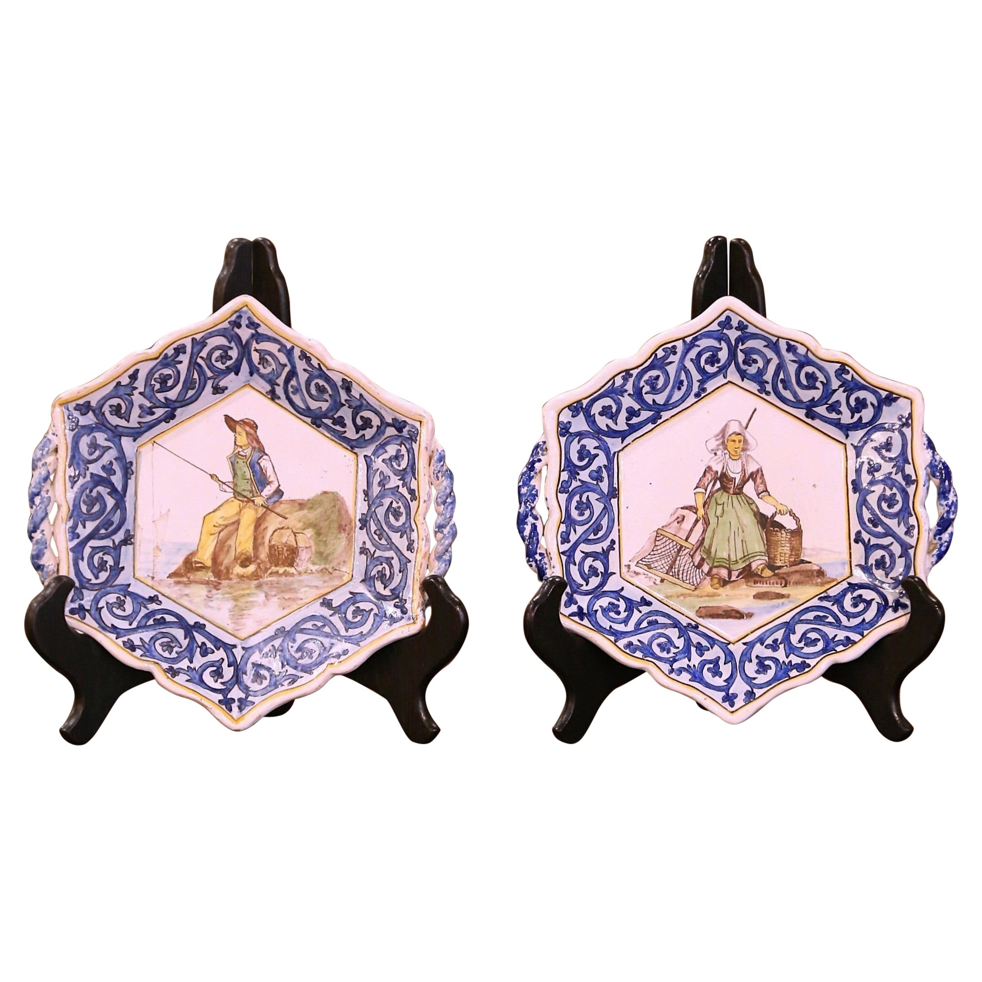 Paire d'assiettes de sous-verre en faïence française du début du 20e siècle, signées Henriot Quimper