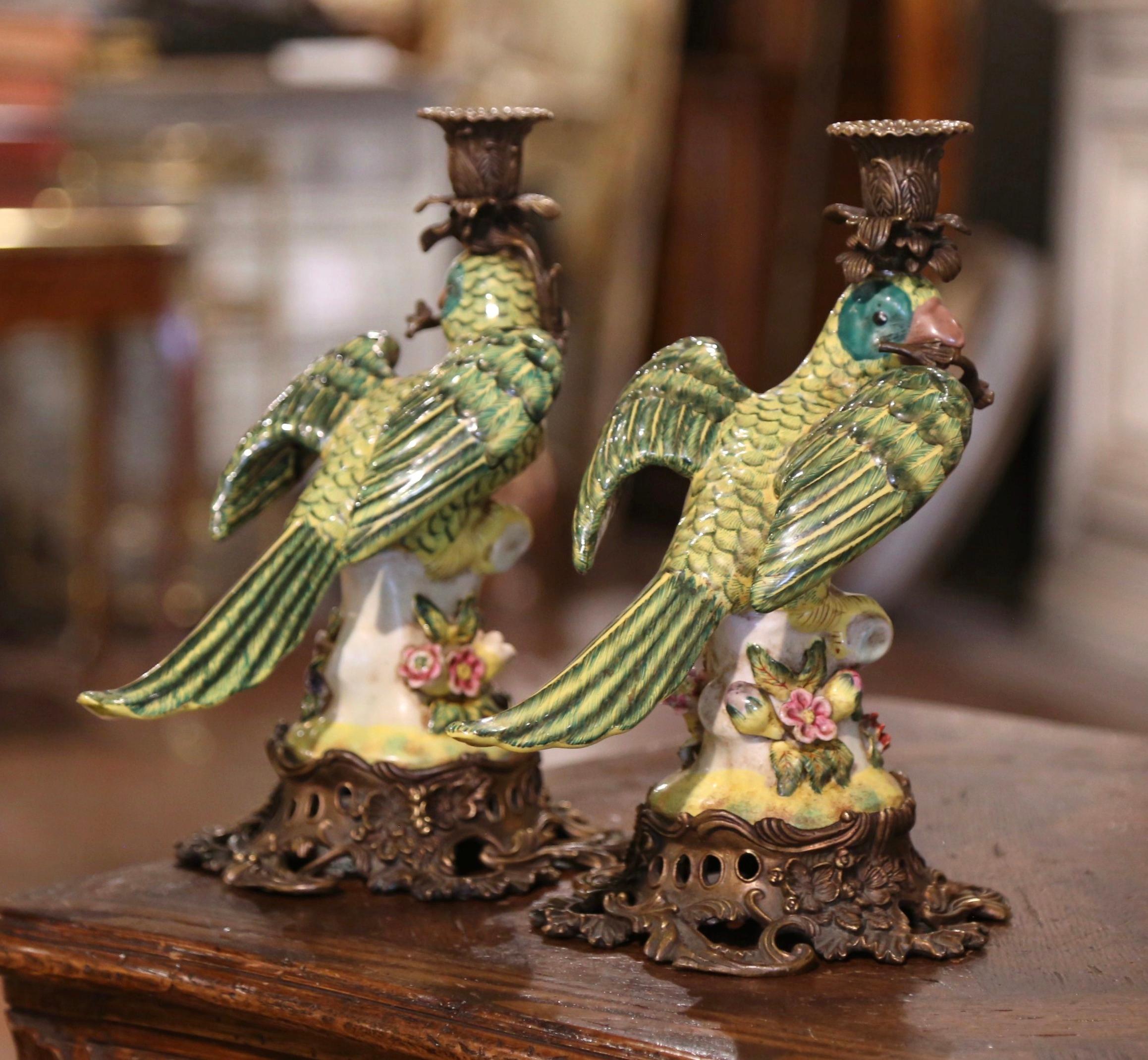 Coppia di portacandele a pappagallo in maiolica francese del primo Novecento su base in bronzo in vendita 2