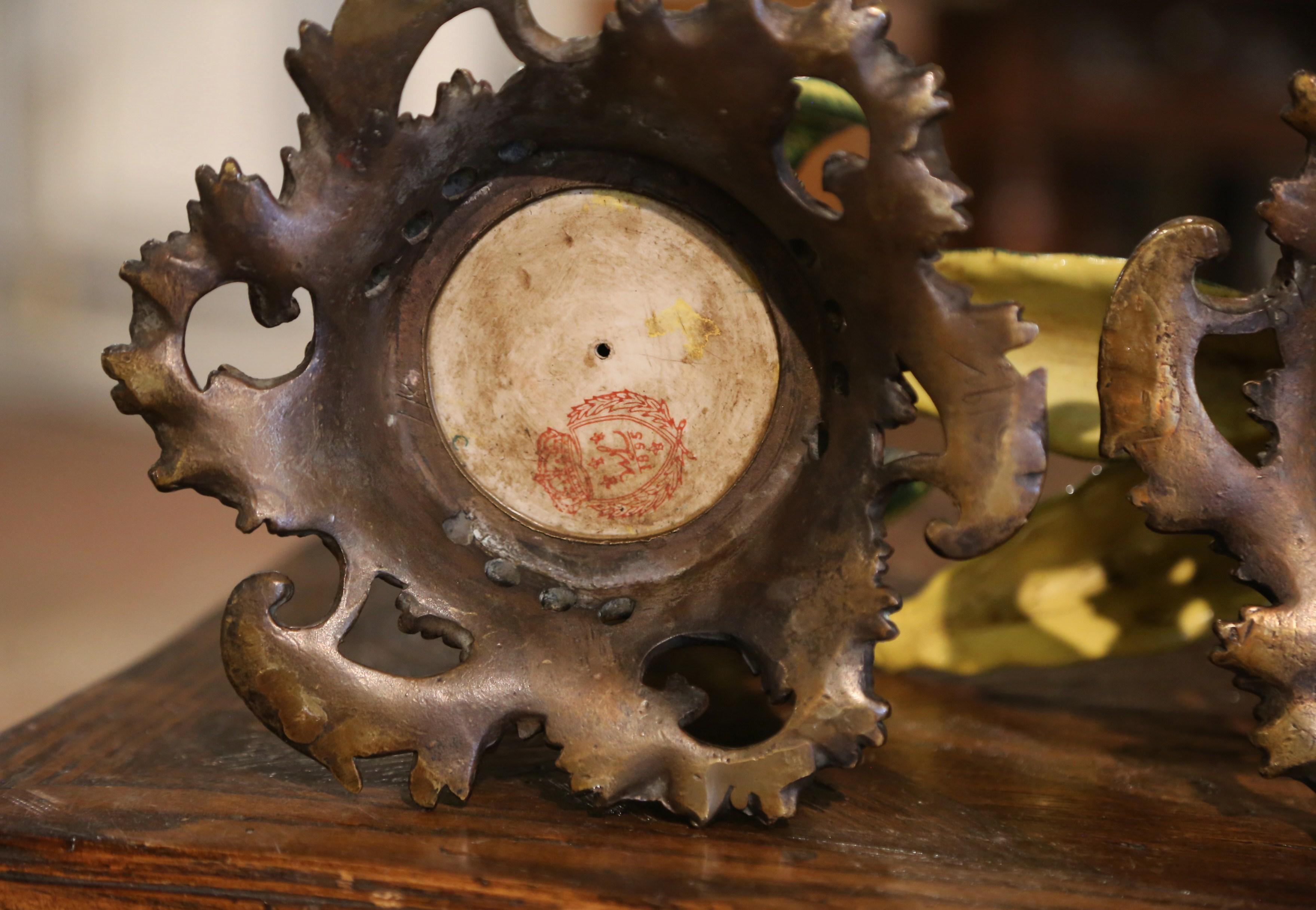 Coppia di portacandele a pappagallo in maiolica francese del primo Novecento su base in bronzo in vendita 4