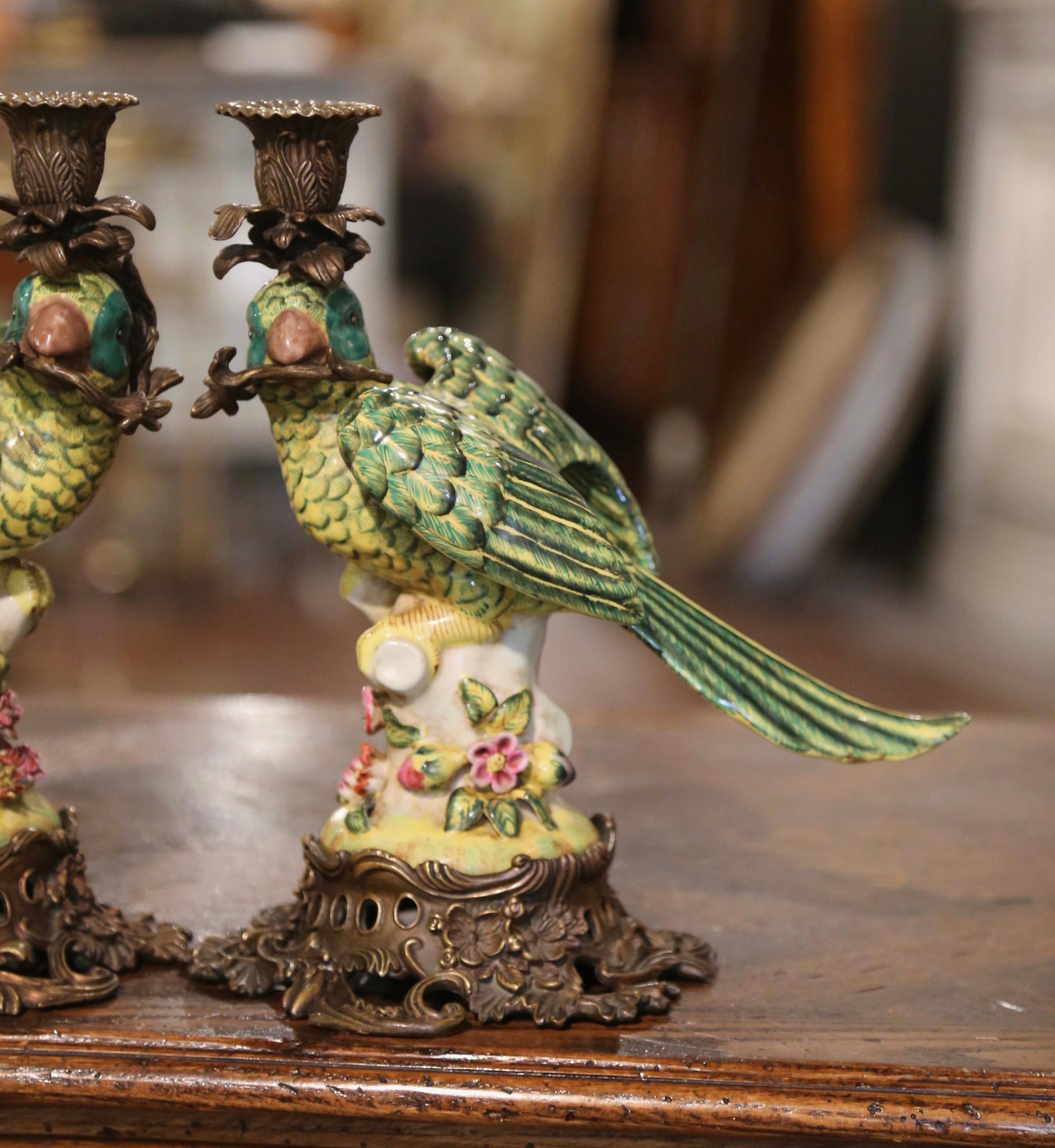 Francese Coppia di portacandele a pappagallo in maiolica francese del primo Novecento su base in bronzo in vendita
