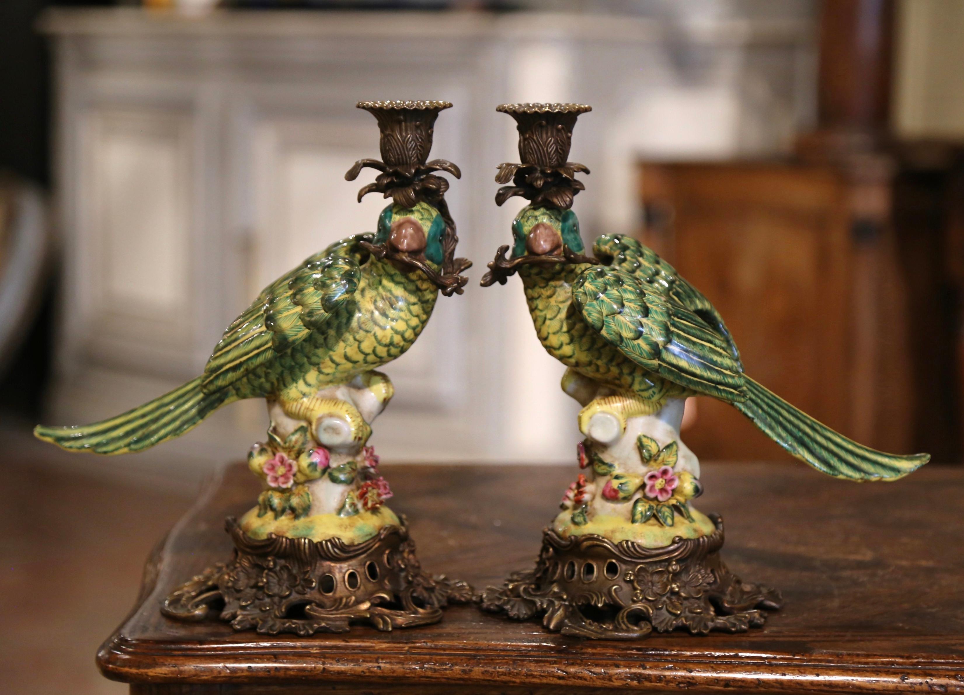 Dipinto a mano Coppia di portacandele a pappagallo in maiolica francese del primo Novecento su base in bronzo in vendita