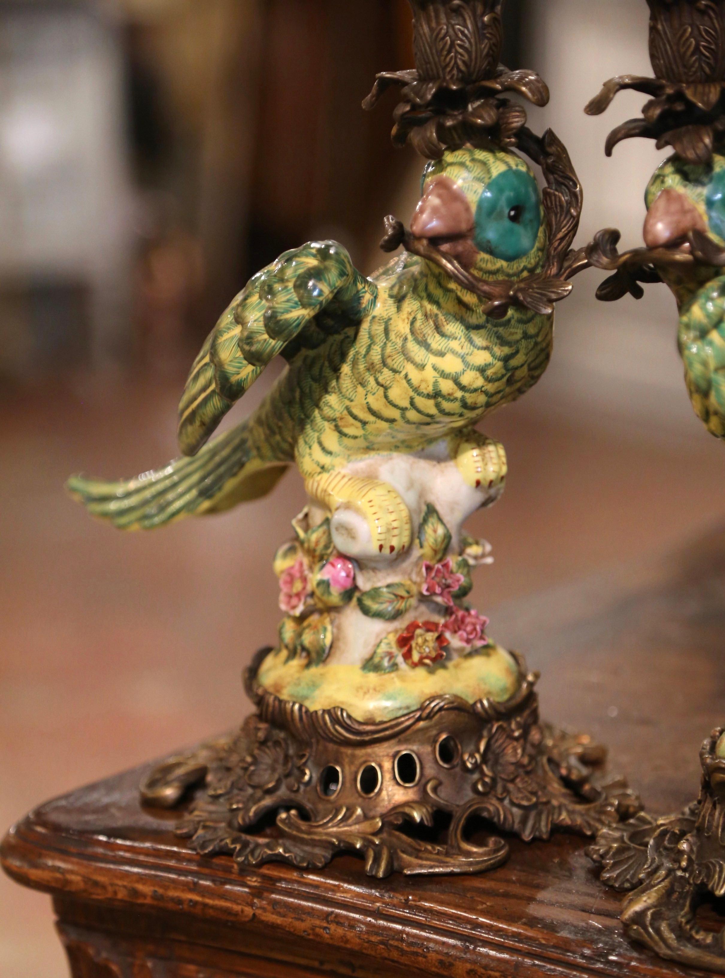 Coppia di portacandele a pappagallo in maiolica francese del primo Novecento su base in bronzo In condizioni ottime in vendita a Dallas, TX