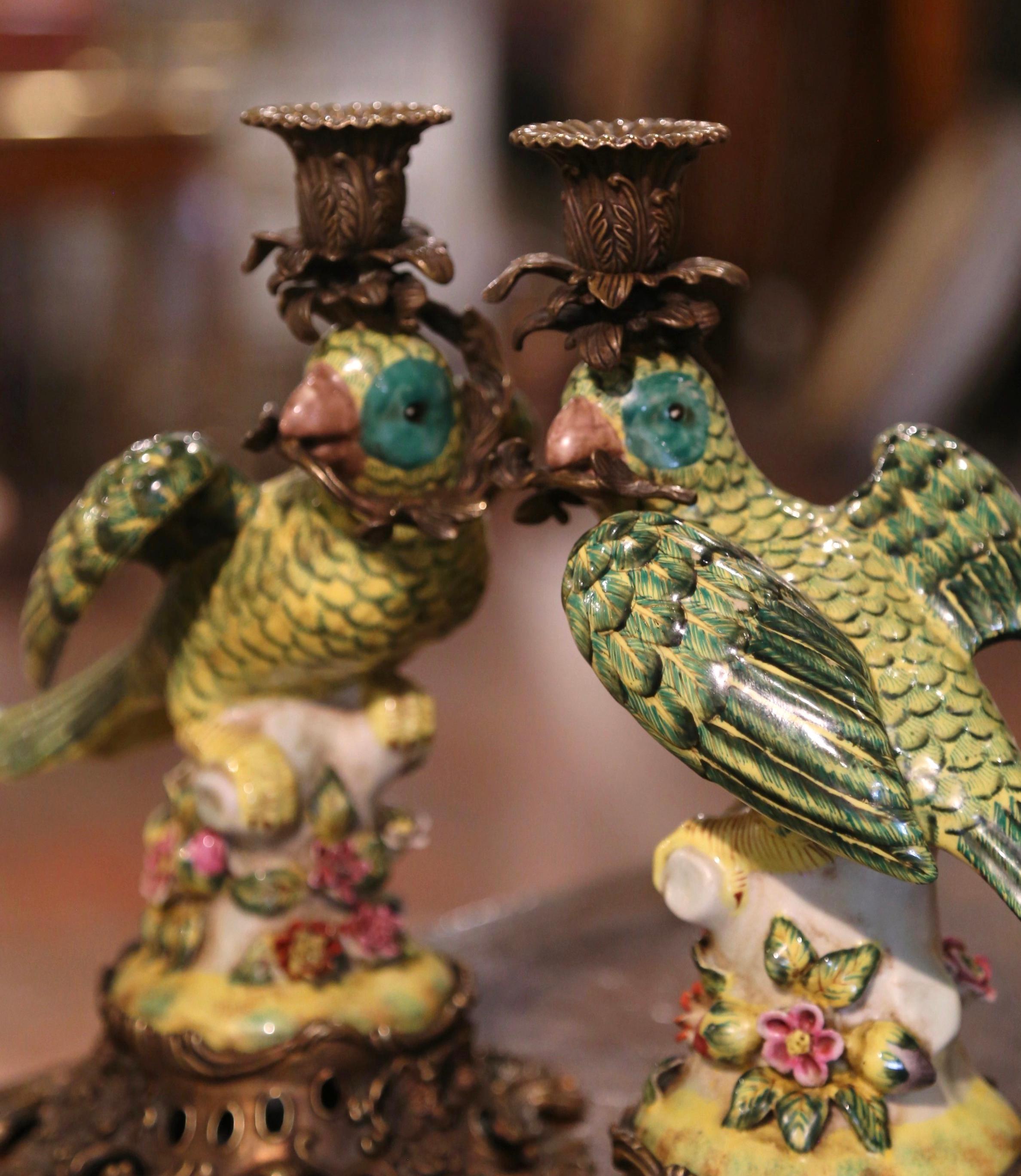 XX secolo Coppia di portacandele a pappagallo in maiolica francese del primo Novecento su base in bronzo in vendita