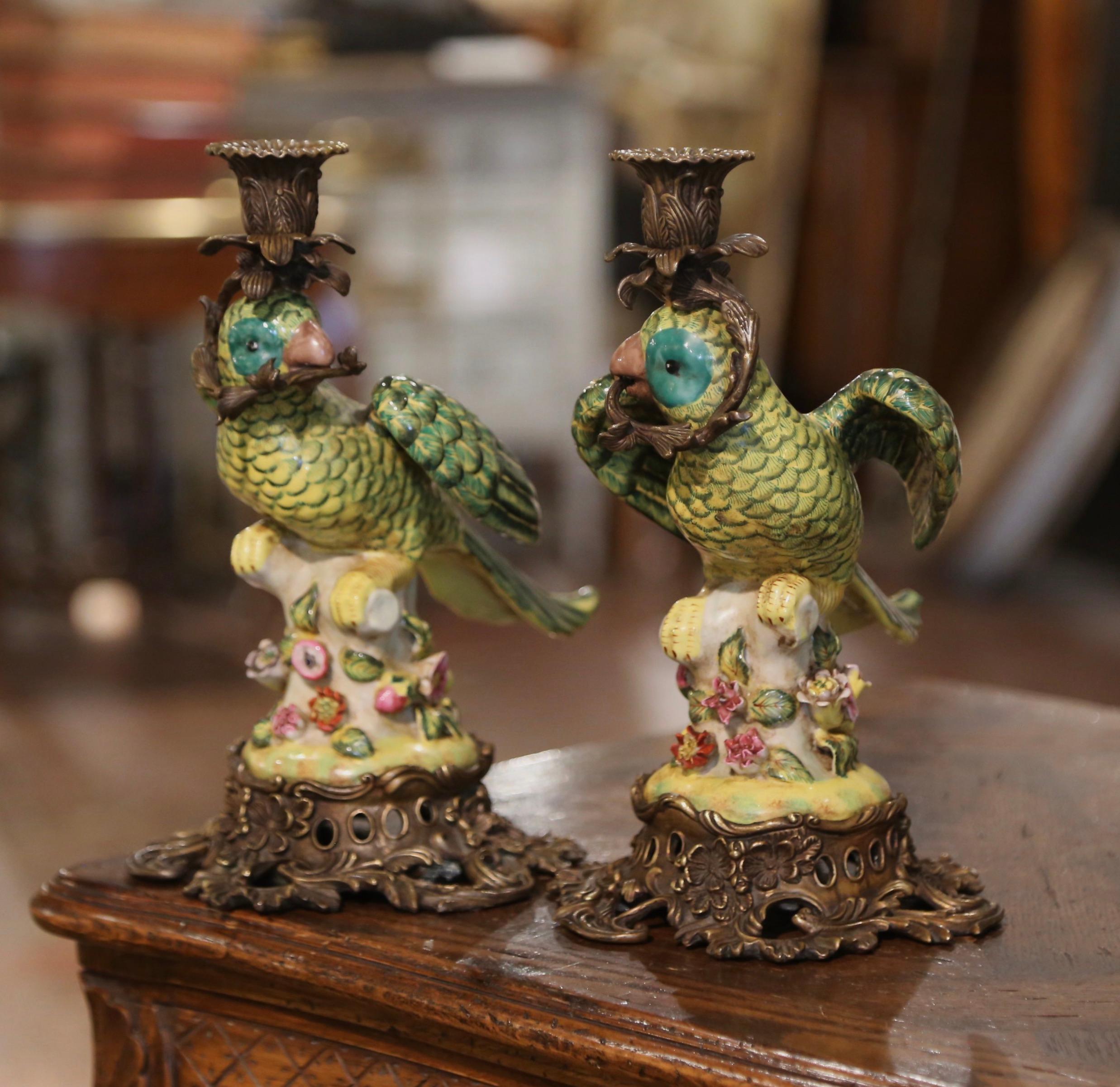 Faenza Coppia di portacandele a pappagallo in maiolica francese del primo Novecento su base in bronzo in vendita
