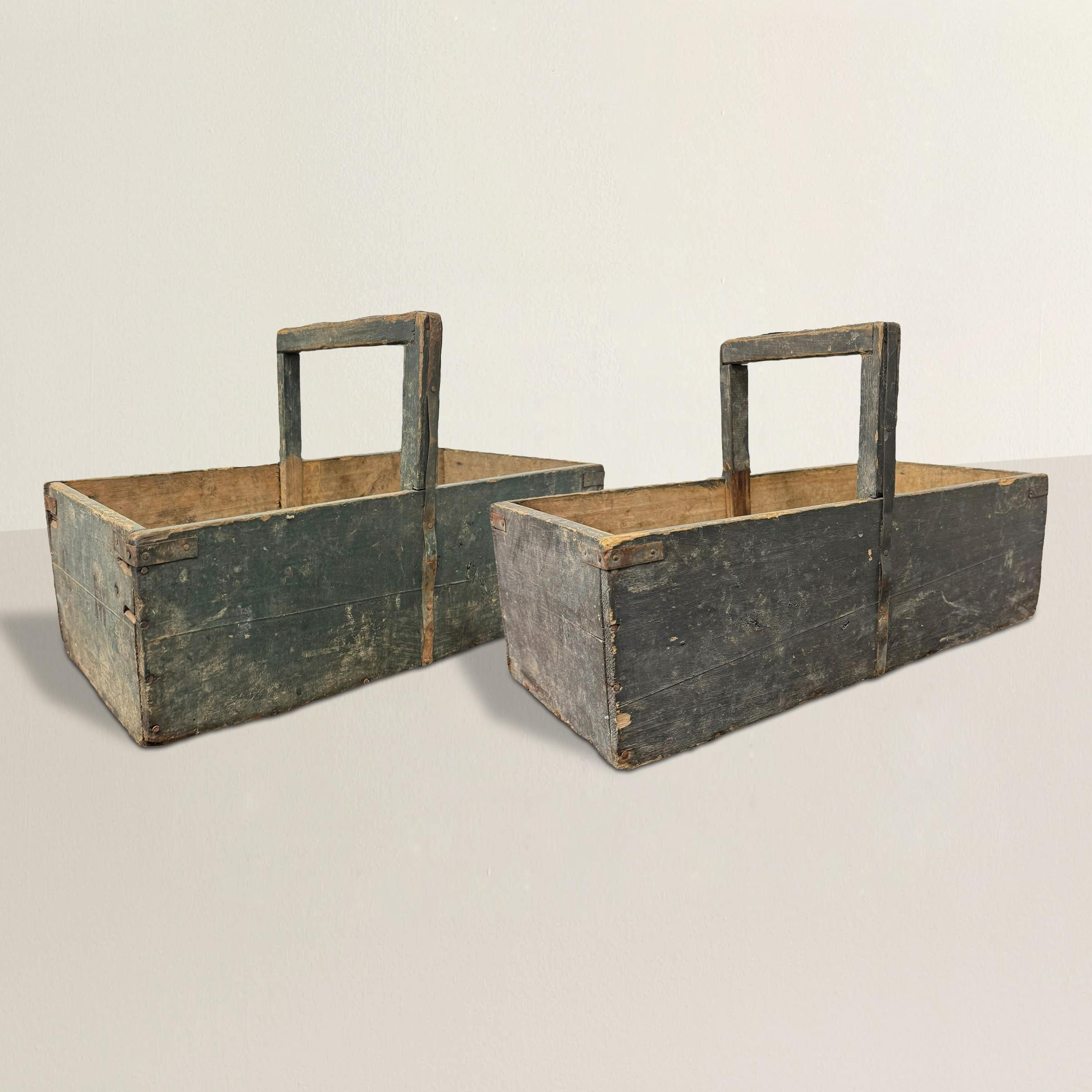 Questi incantevoli carrelli da giardino in legno francese dell'inizio del XX secolo emanano un'eleganza rustica e un fascino storico. Verniciato di verde scuro, ogni trug porta la patina del tempo e dell'uso, come dimostrano le cinghie di