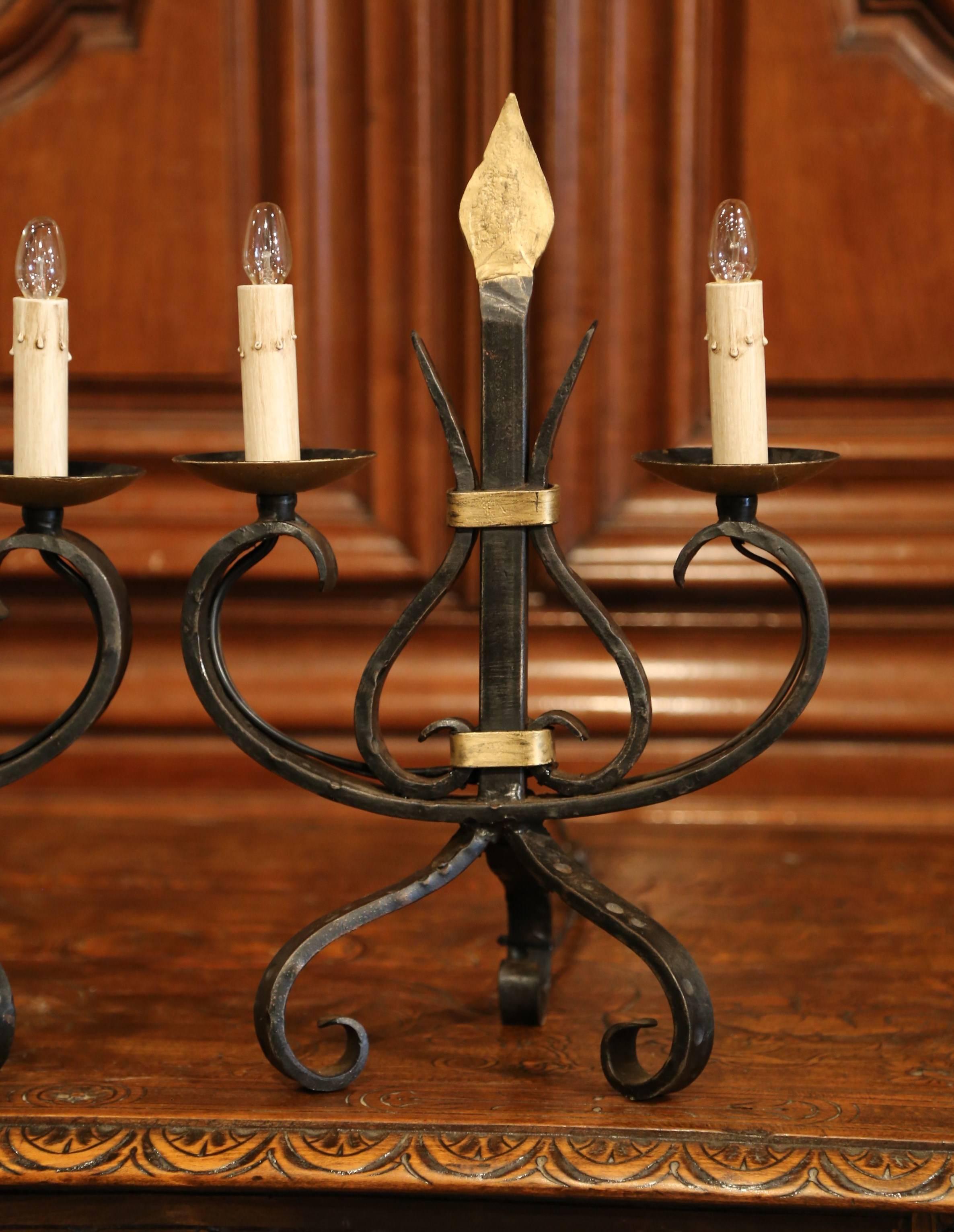 Français Paire de candélabres à deux lumières en fer forgé gothique français du début du 20e siècle en vente