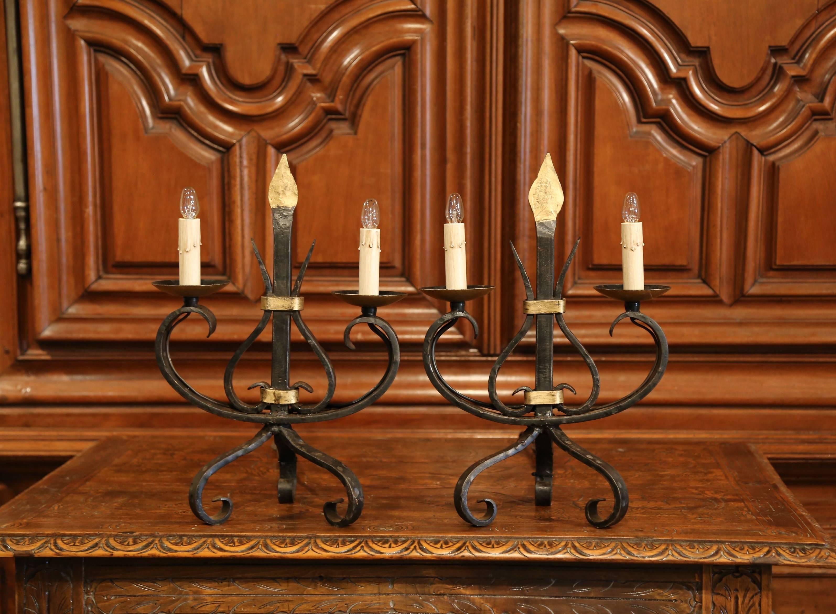 Paar französische gotische geschmiedete Eisenkandelaber mit zwei Leuchten aus dem frühen 20. Jahrhundert (Geschmiedet) im Angebot