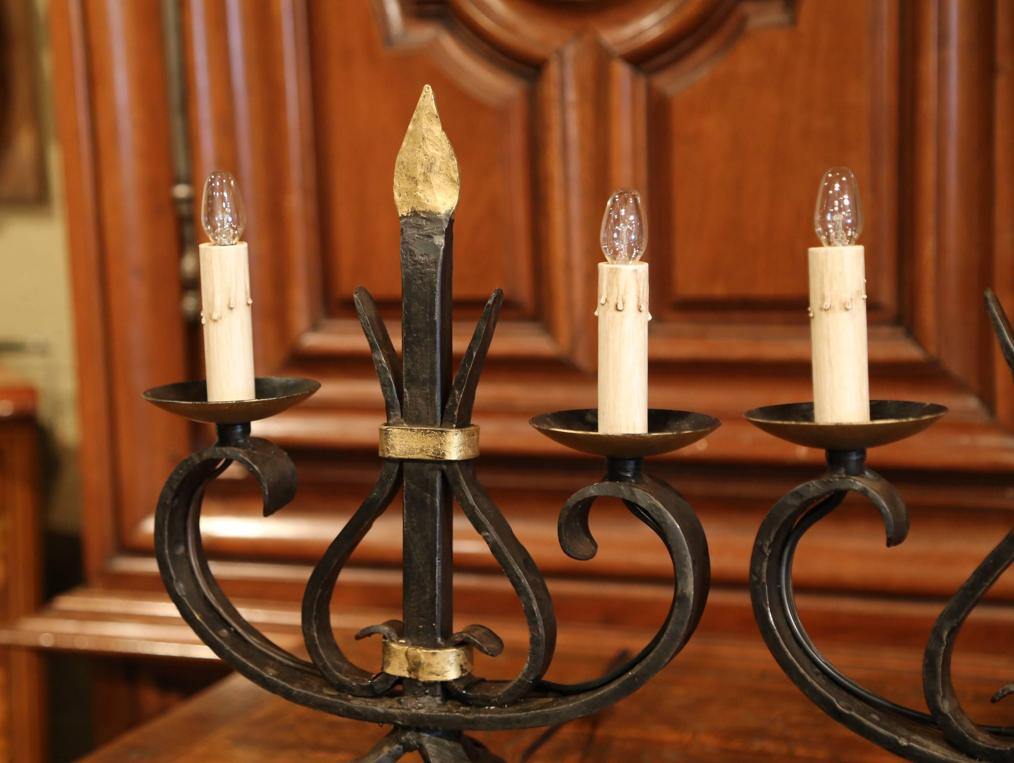 20ième siècle Paire de candélabres à deux lumières en fer forgé gothique français du début du 20e siècle en vente