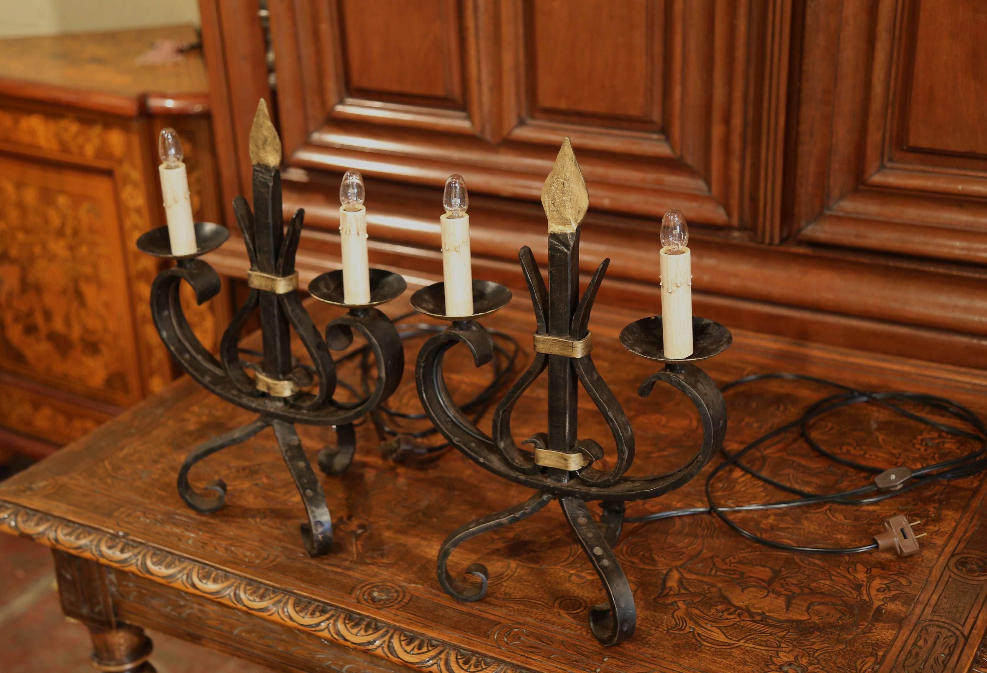 Paire de candélabres à deux lumières en fer forgé gothique français du début du 20e siècle en vente 1