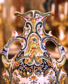 Coppia di vasi di maiolica francese dipinti a mano del primo Novecento provenienti da Rouen