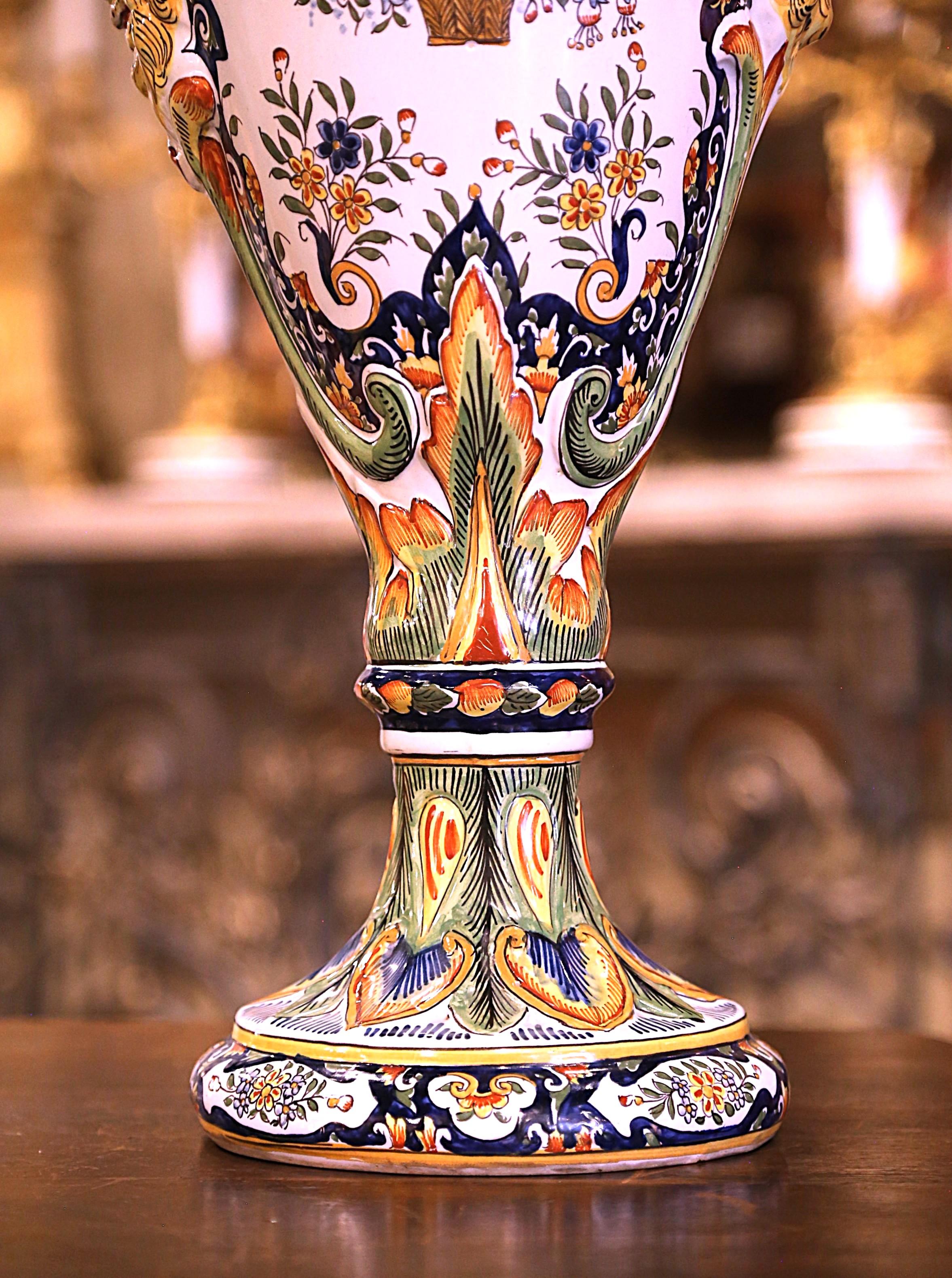 Francese Coppia di vasi di maiolica francese dipinti a mano del primo Novecento provenienti da Rouen in vendita