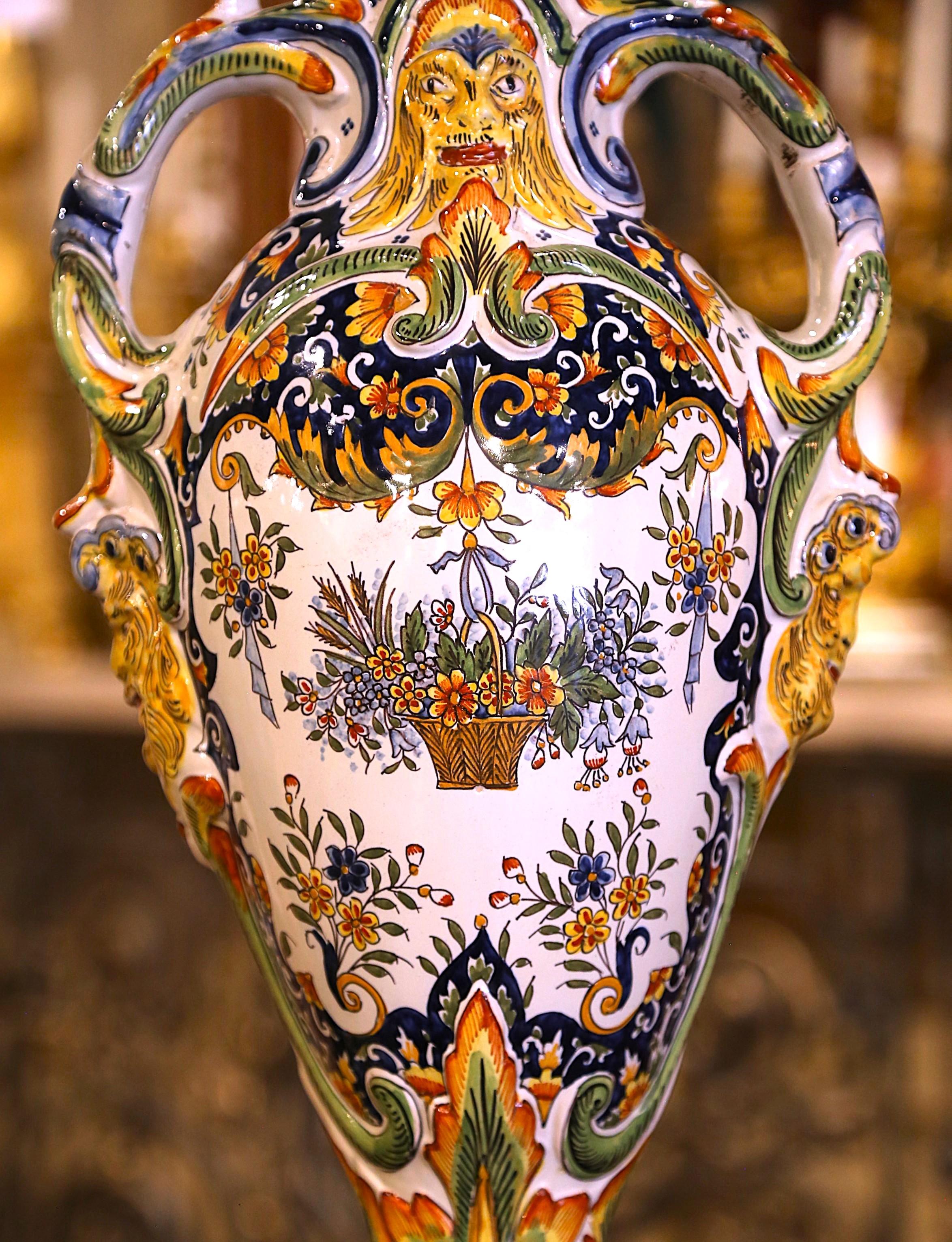 Fatto a mano Coppia di vasi di maiolica francese dipinti a mano del primo Novecento provenienti da Rouen in vendita