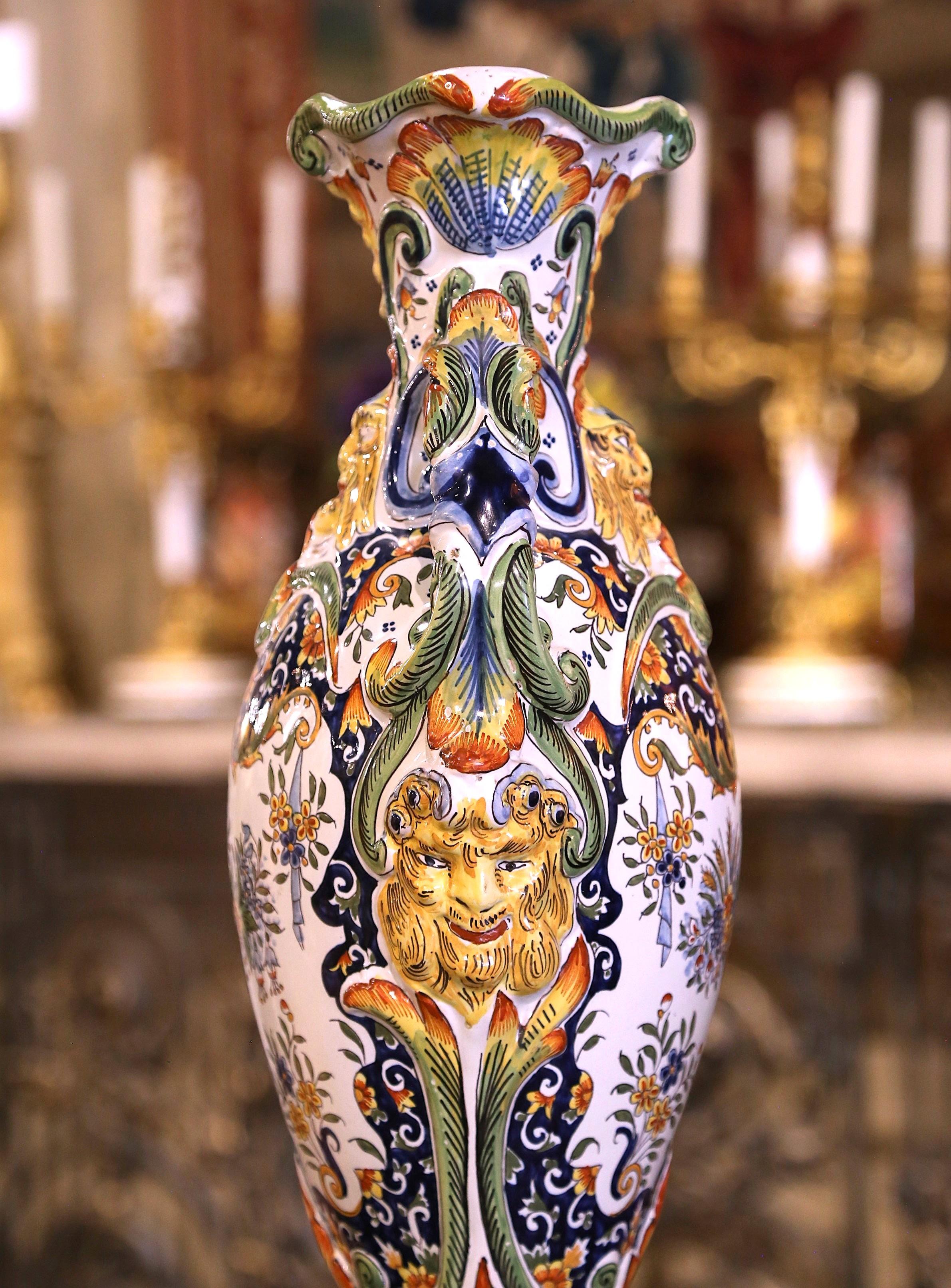 XX secolo Coppia di vasi di maiolica francese dipinti a mano del primo Novecento provenienti da Rouen in vendita