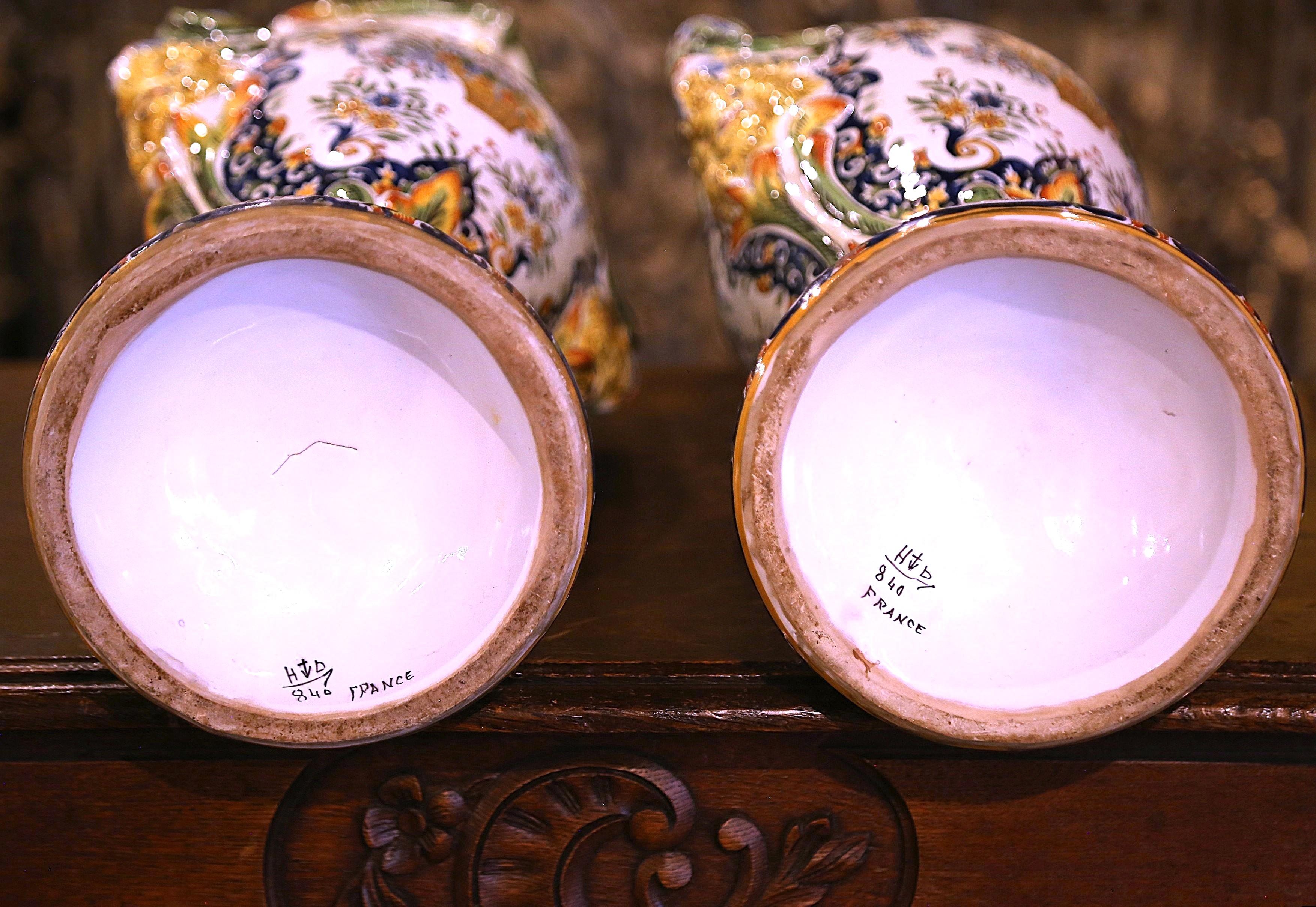 Coppia di vasi di maiolica francese dipinti a mano del primo Novecento provenienti da Rouen in vendita 1