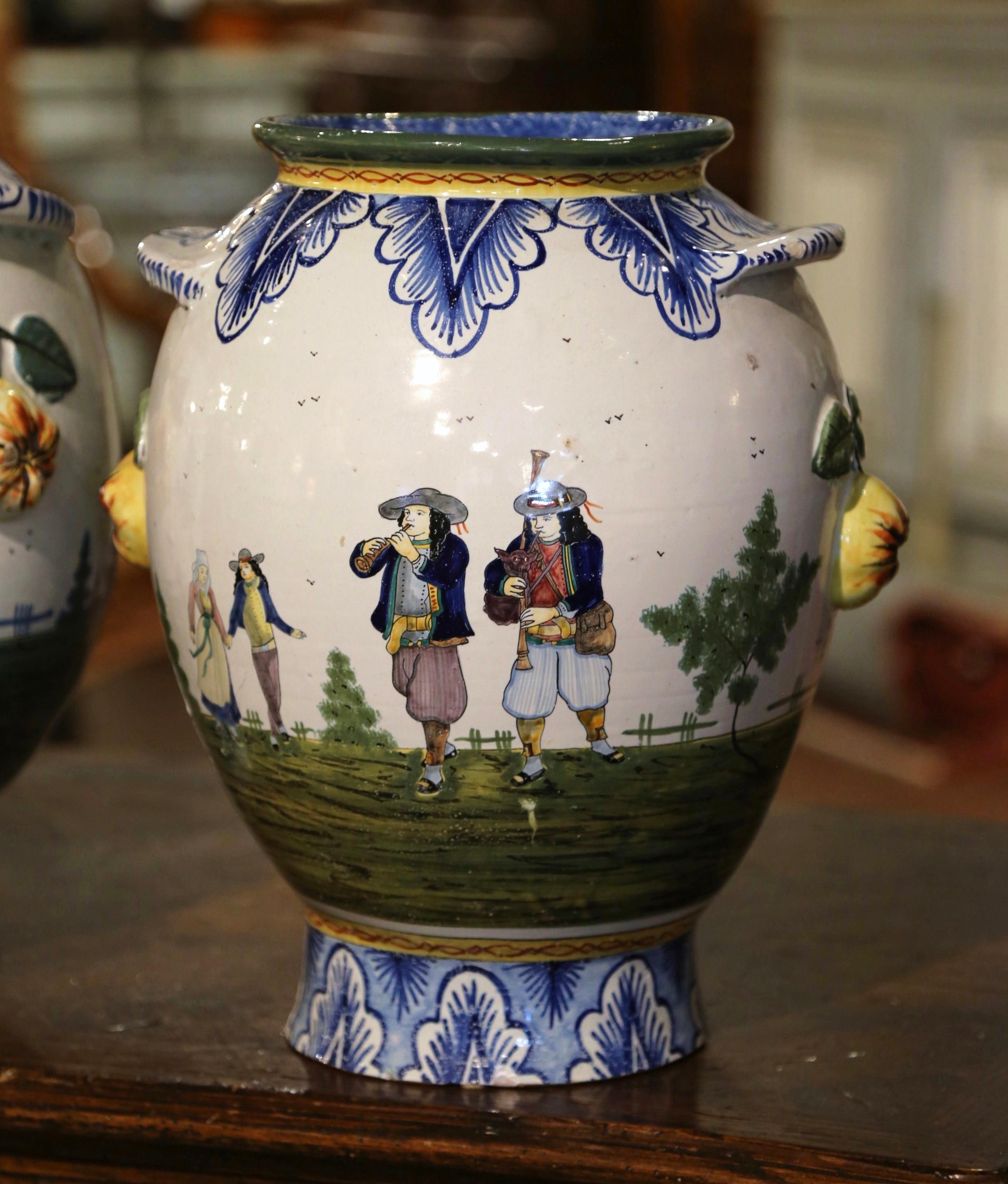 Coppia di vasi di maiolica francese dipinti a mano dei primi del Novecento firmati HB Quimper in vendita 3