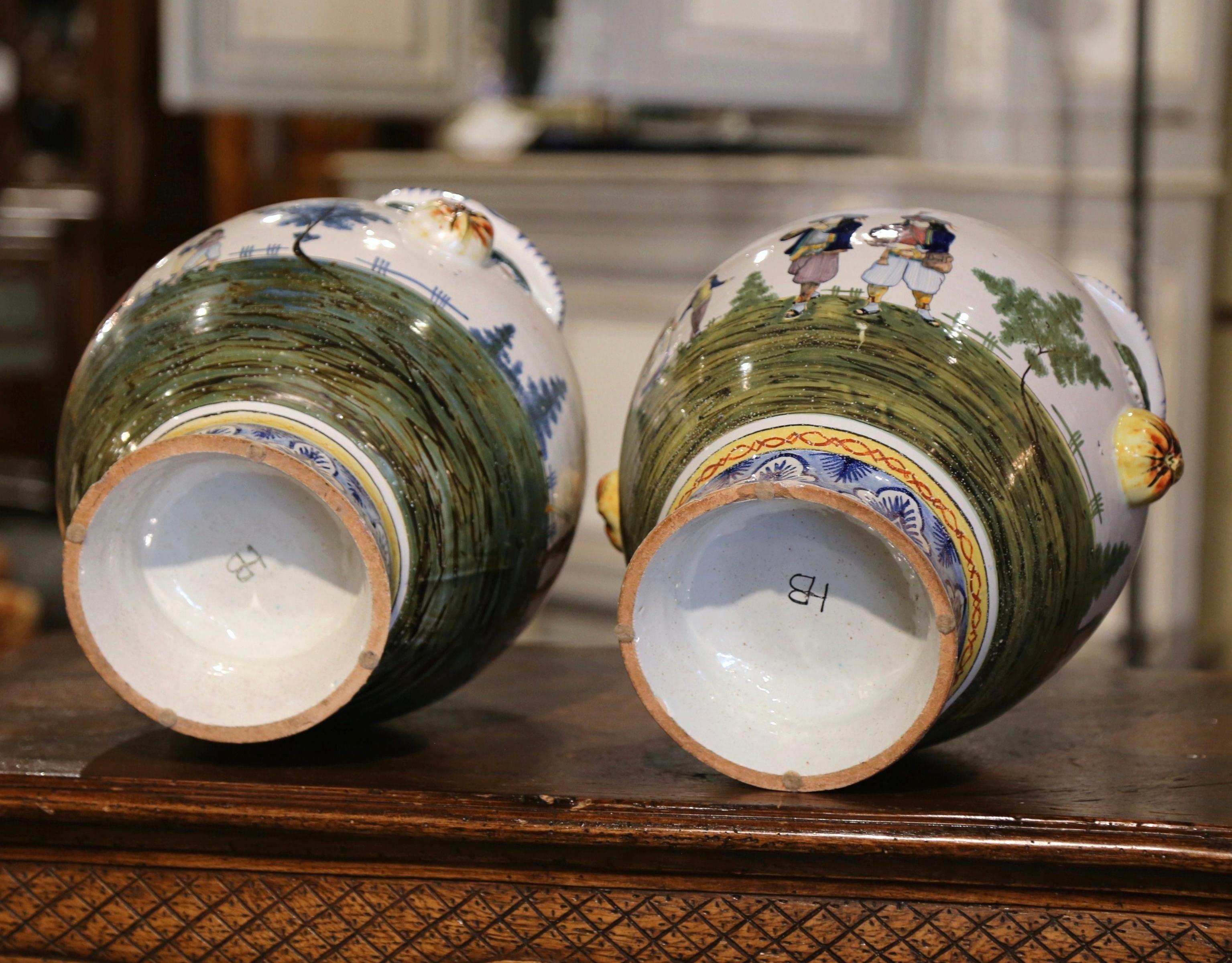 Coppia di vasi di maiolica francese dipinti a mano dei primi del Novecento firmati HB Quimper in vendita 4