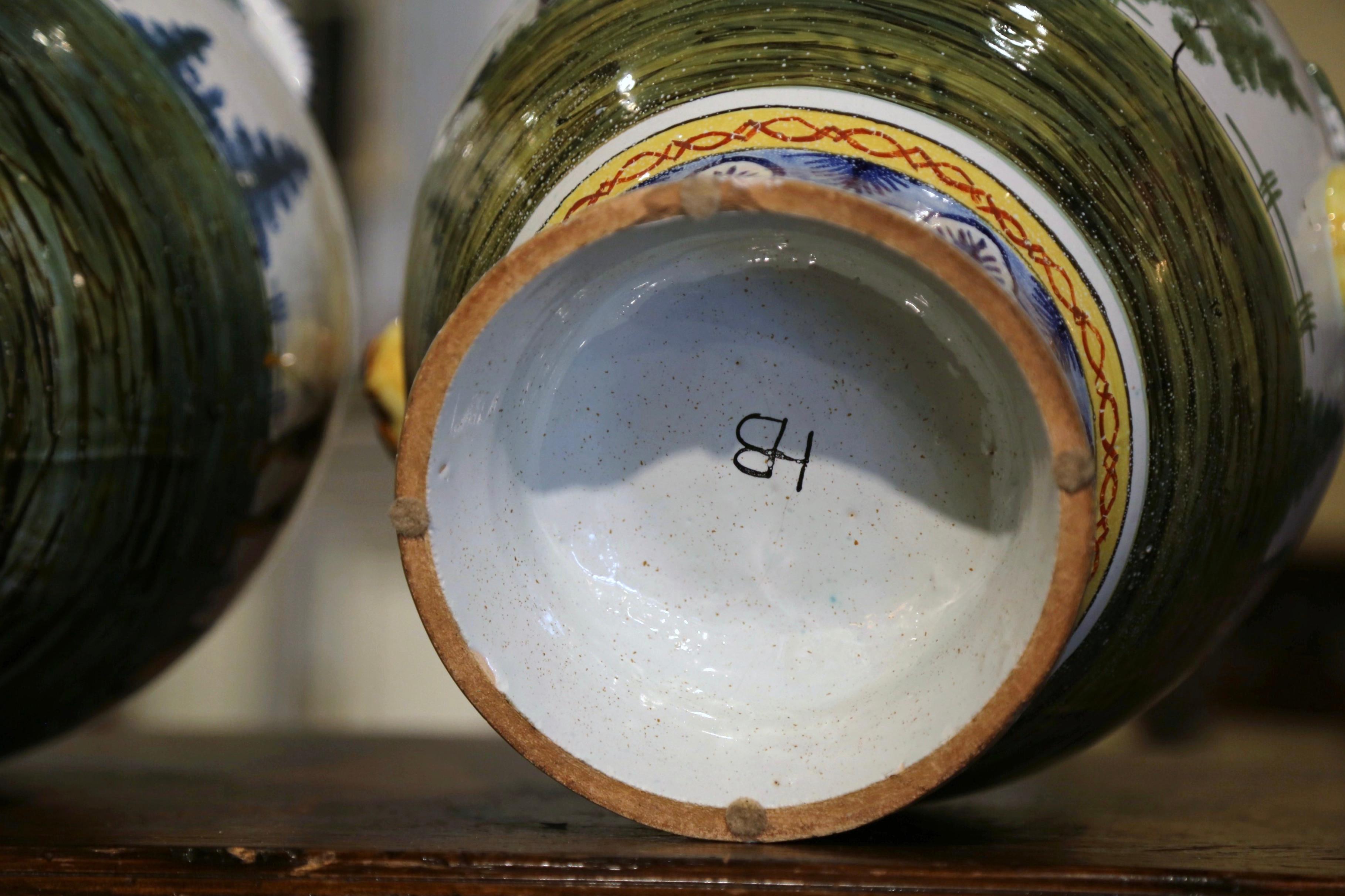 Coppia di vasi di maiolica francese dipinti a mano dei primi del Novecento firmati HB Quimper in vendita 5