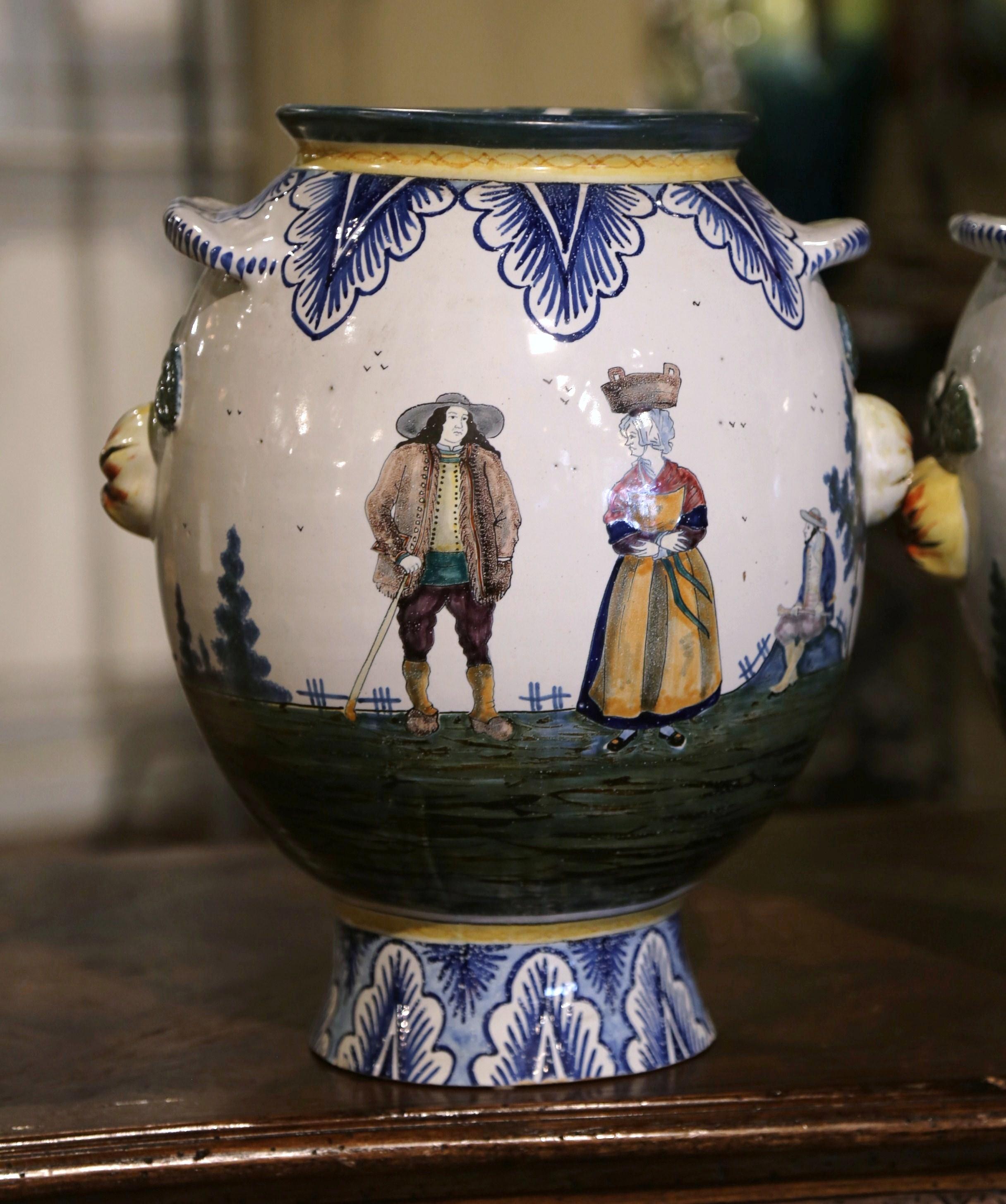 Francese Coppia di vasi di maiolica francese dipinti a mano dei primi del Novecento firmati HB Quimper in vendita