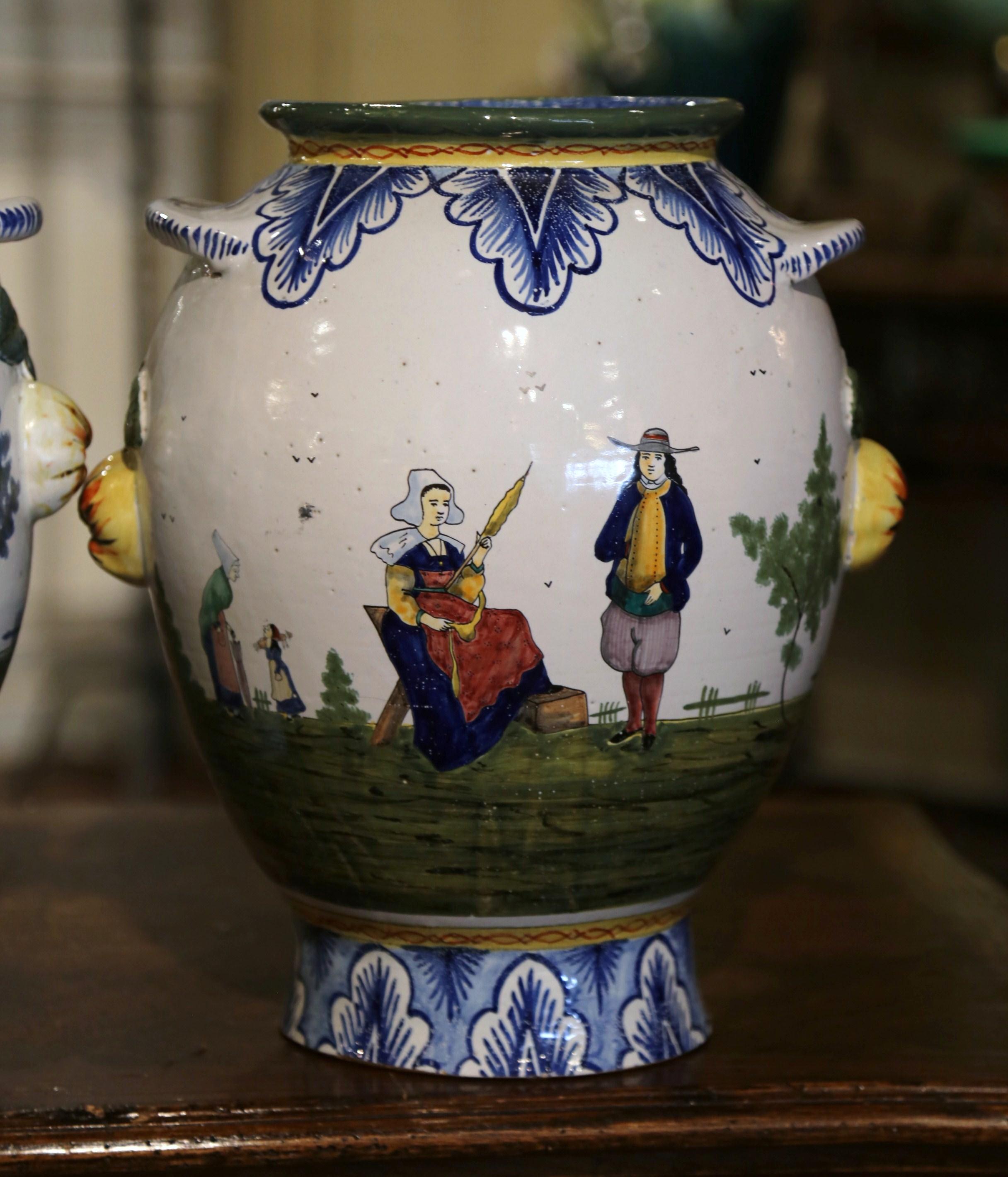 Fatto a mano Coppia di vasi di maiolica francese dipinti a mano dei primi del Novecento firmati HB Quimper in vendita
