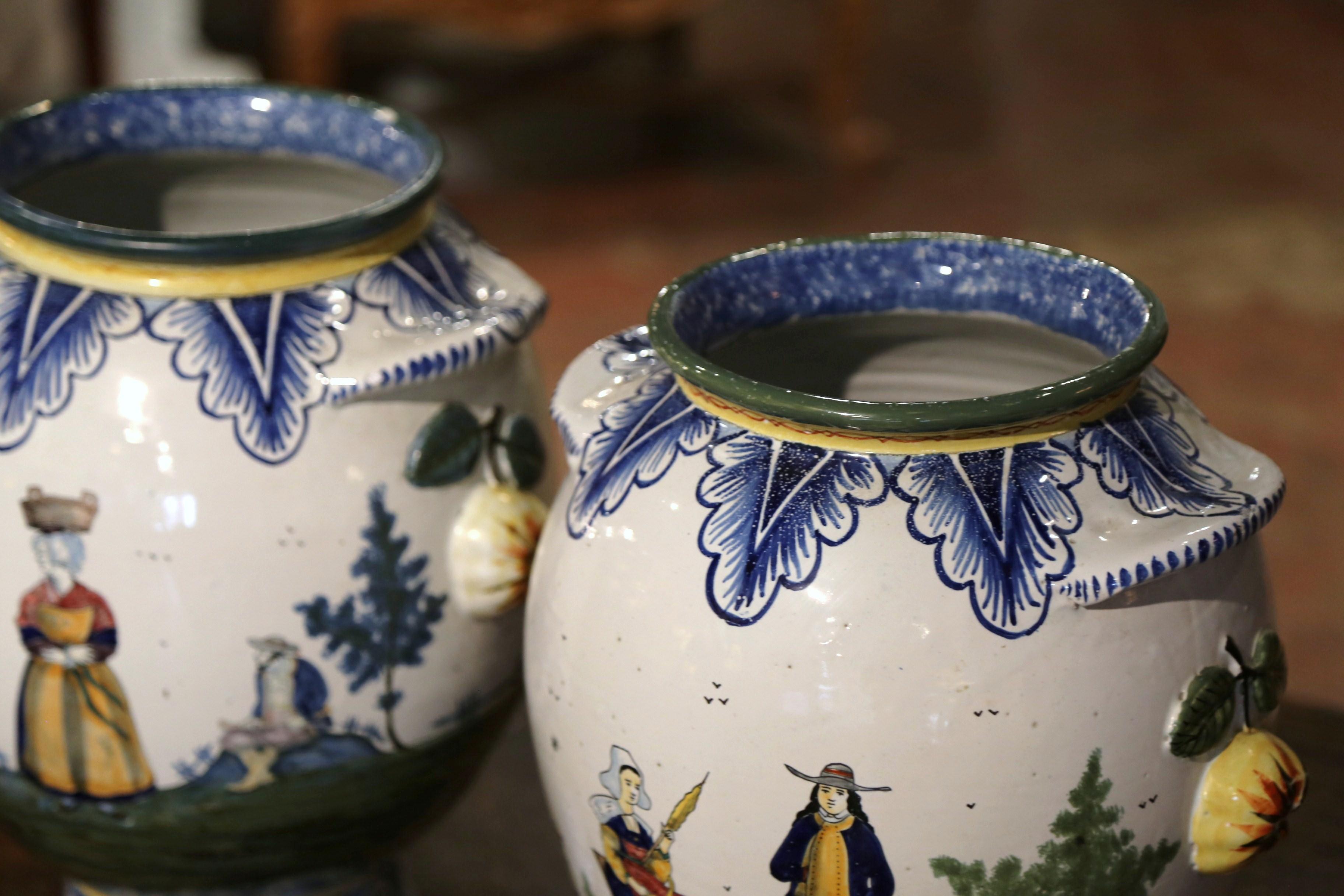 XX secolo Coppia di vasi di maiolica francese dipinti a mano dei primi del Novecento firmati HB Quimper in vendita
