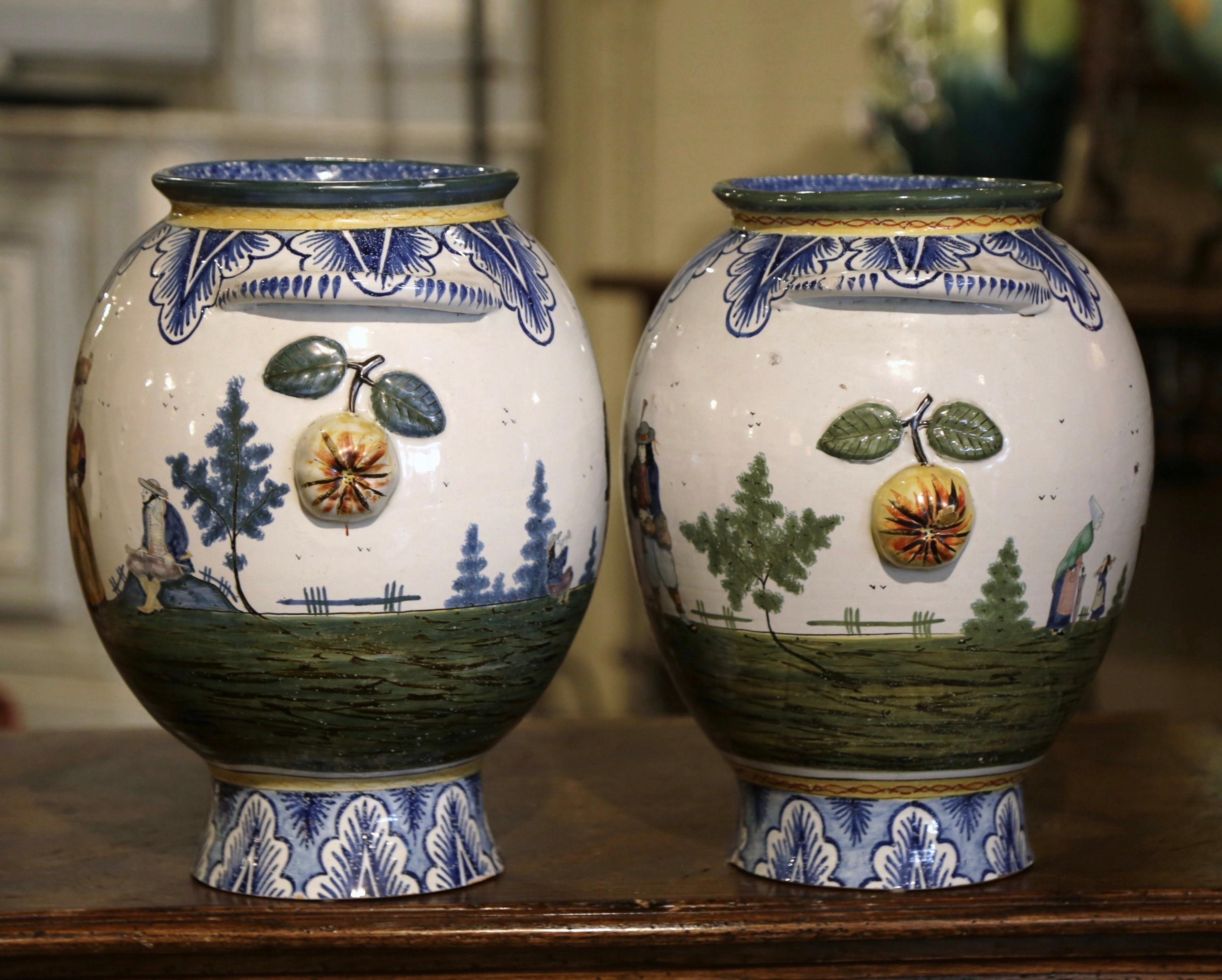 Ceramica Coppia di vasi di maiolica francese dipinti a mano dei primi del Novecento firmati HB Quimper in vendita
