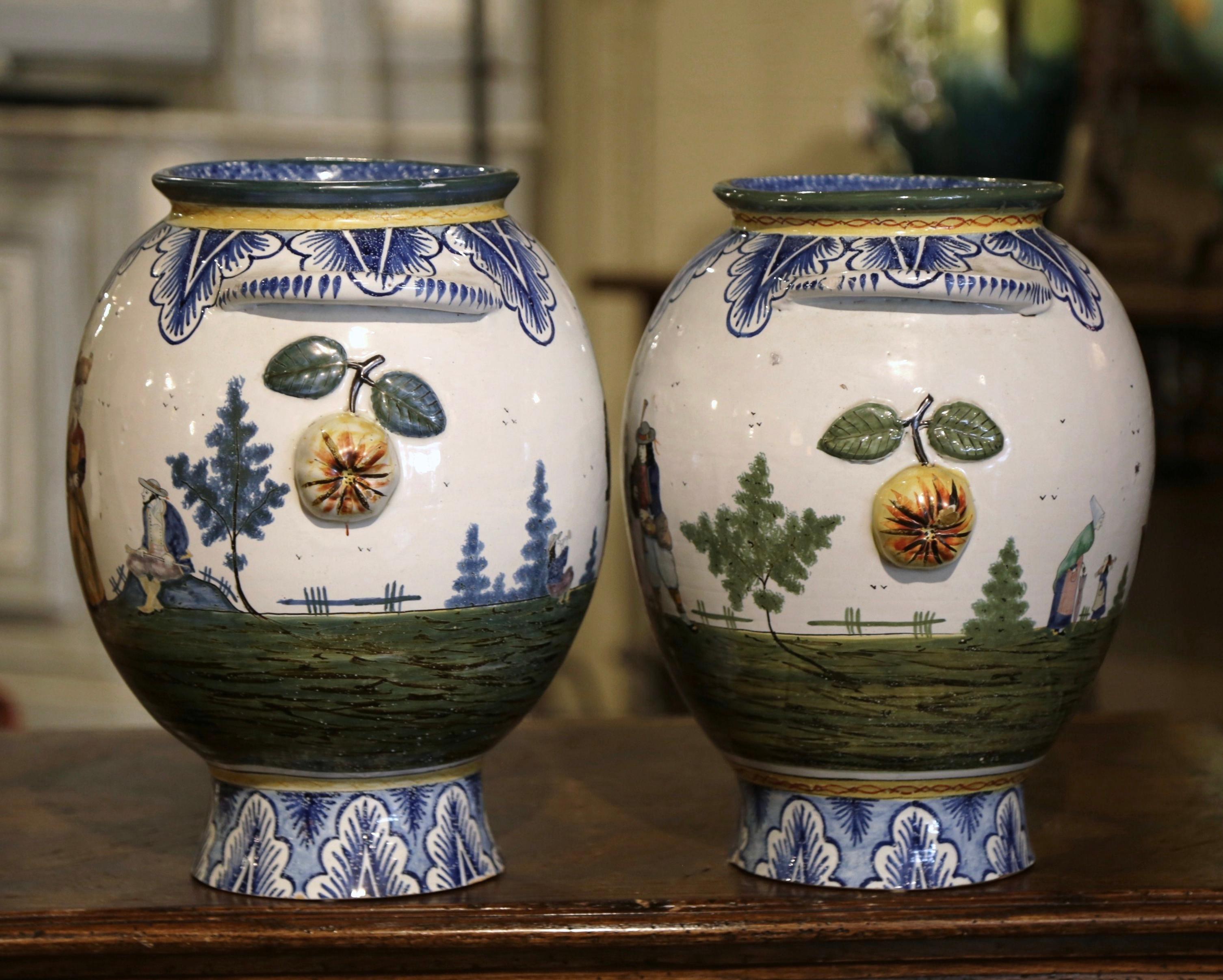 Céramique Paire de vases en faïence peints à la main au début du 20e siècle, signés HB Quimper en vente