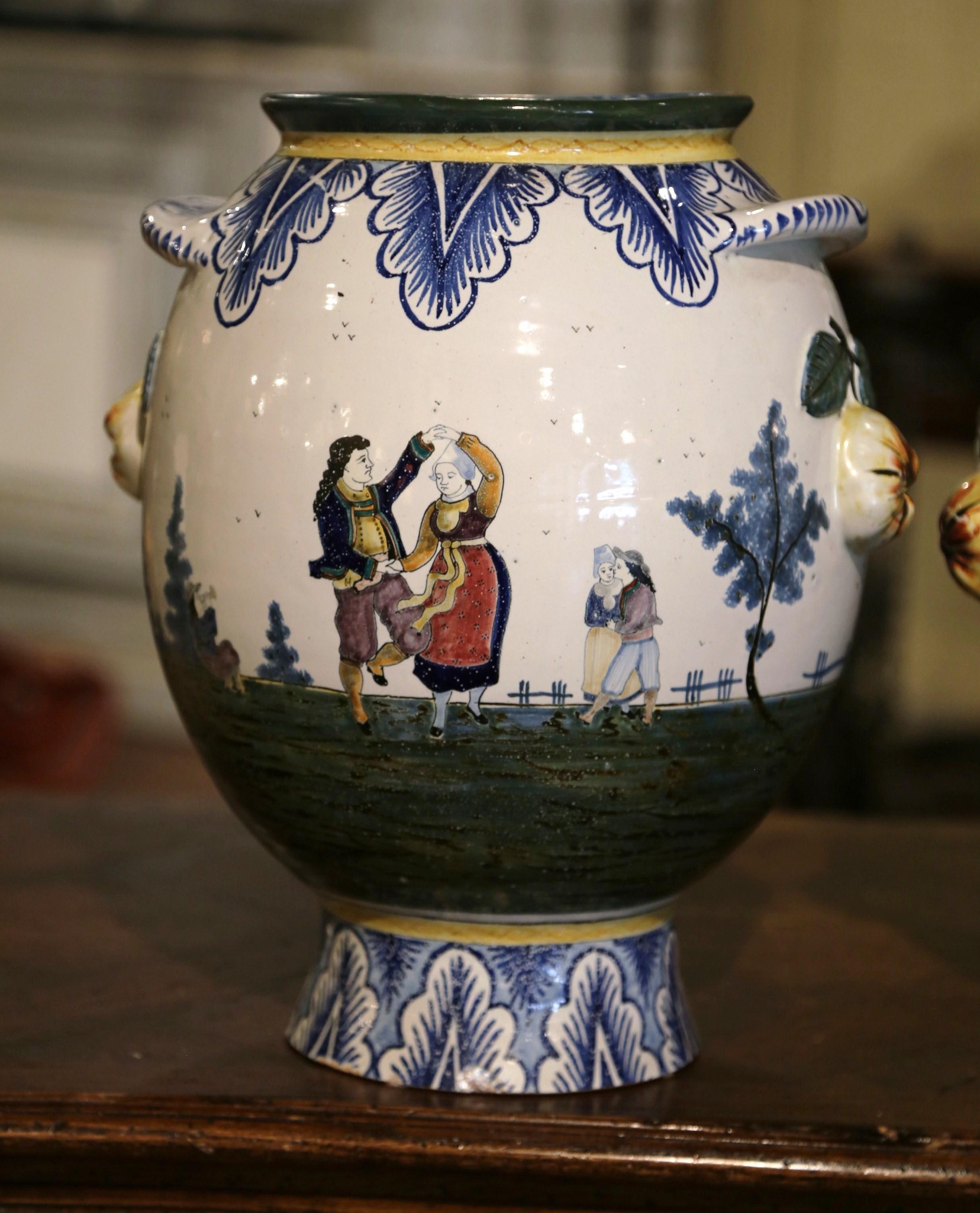 Coppia di vasi di maiolica francese dipinti a mano dei primi del Novecento firmati HB Quimper in vendita 2