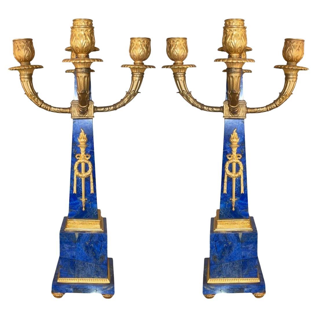 Coppia di candelabri francesi a obelisco in lapislazzuli e bronzo dorato dei primi del Novecento
