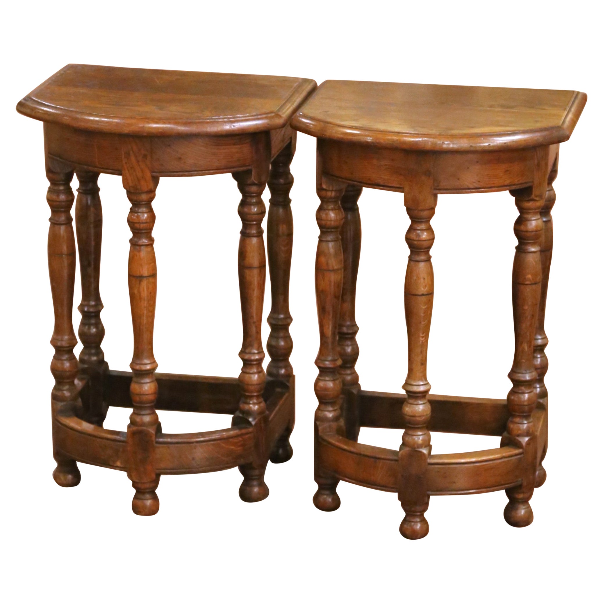 Pair of Early 20th Century French Louis XIII Oak Bow-Front Side Tables For Sale