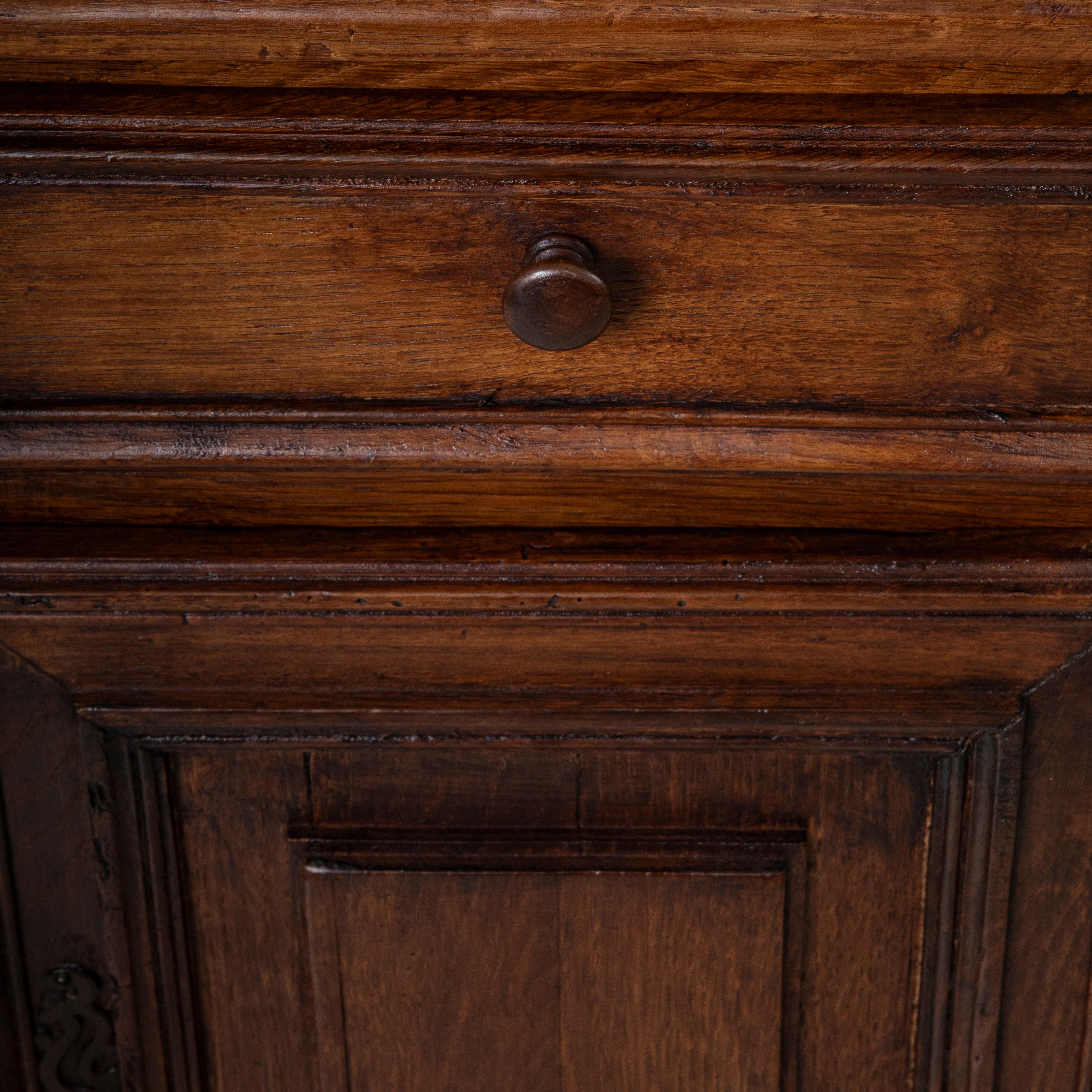 Pair of Early 20th Century French Louis XIV Style Oak Nightstands For Sale 7