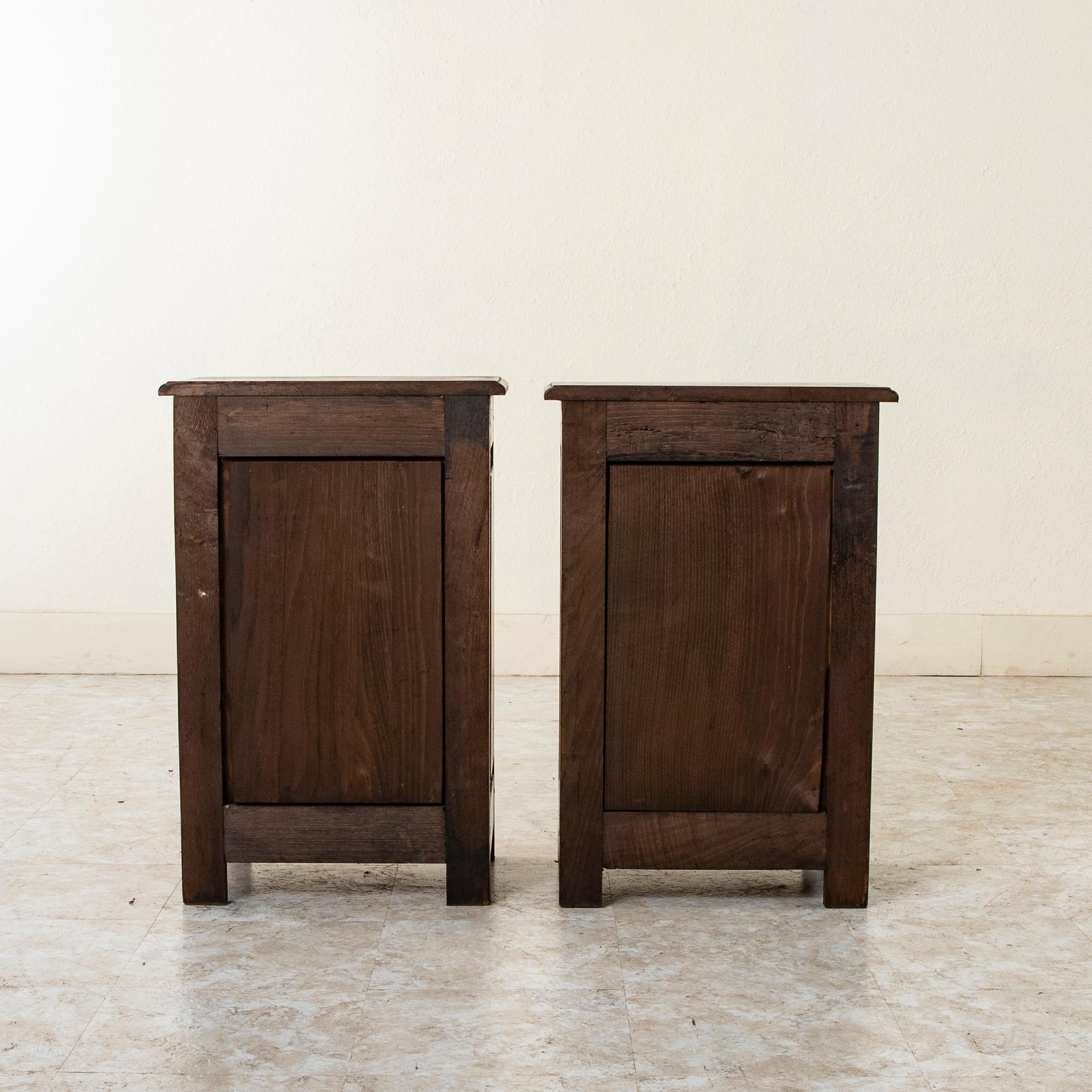Pair of Early 20th Century French Louis XIV Style Oak Nightstands For Sale 2
