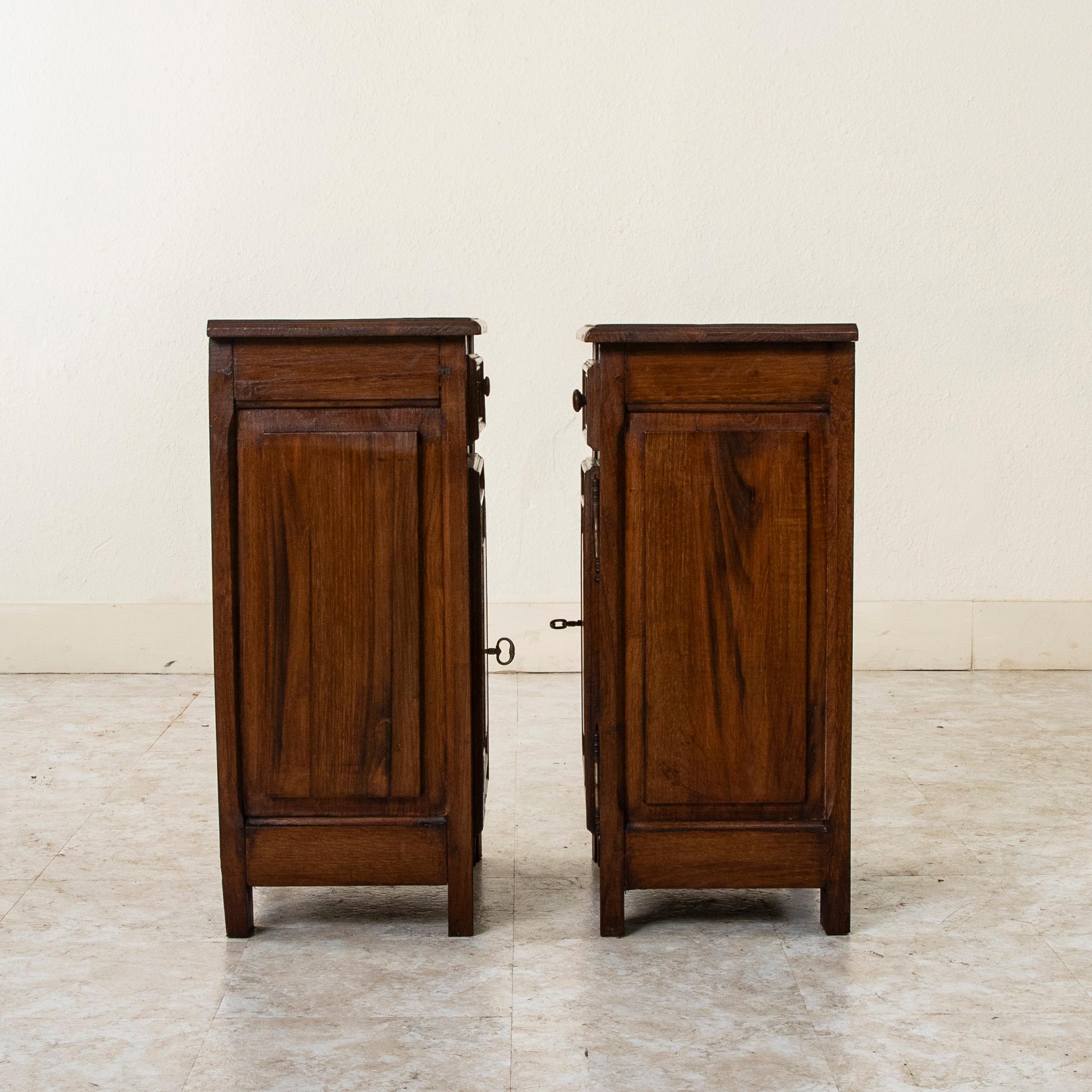 Pair of Early 20th Century French Louis XIV Style Oak Nightstands For Sale 3