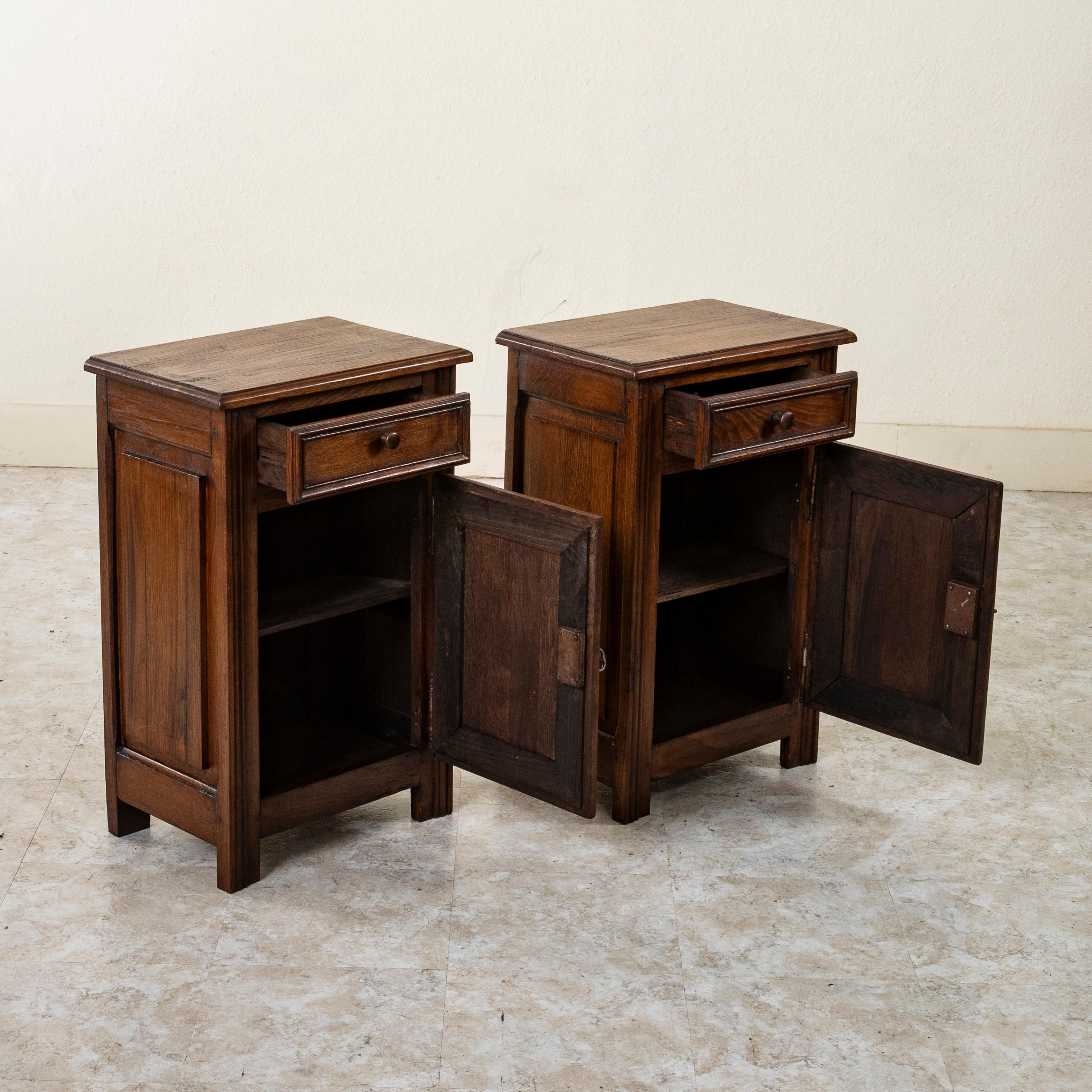 Pair of Early 20th Century French Louis XIV Style Oak Nightstands For Sale 4