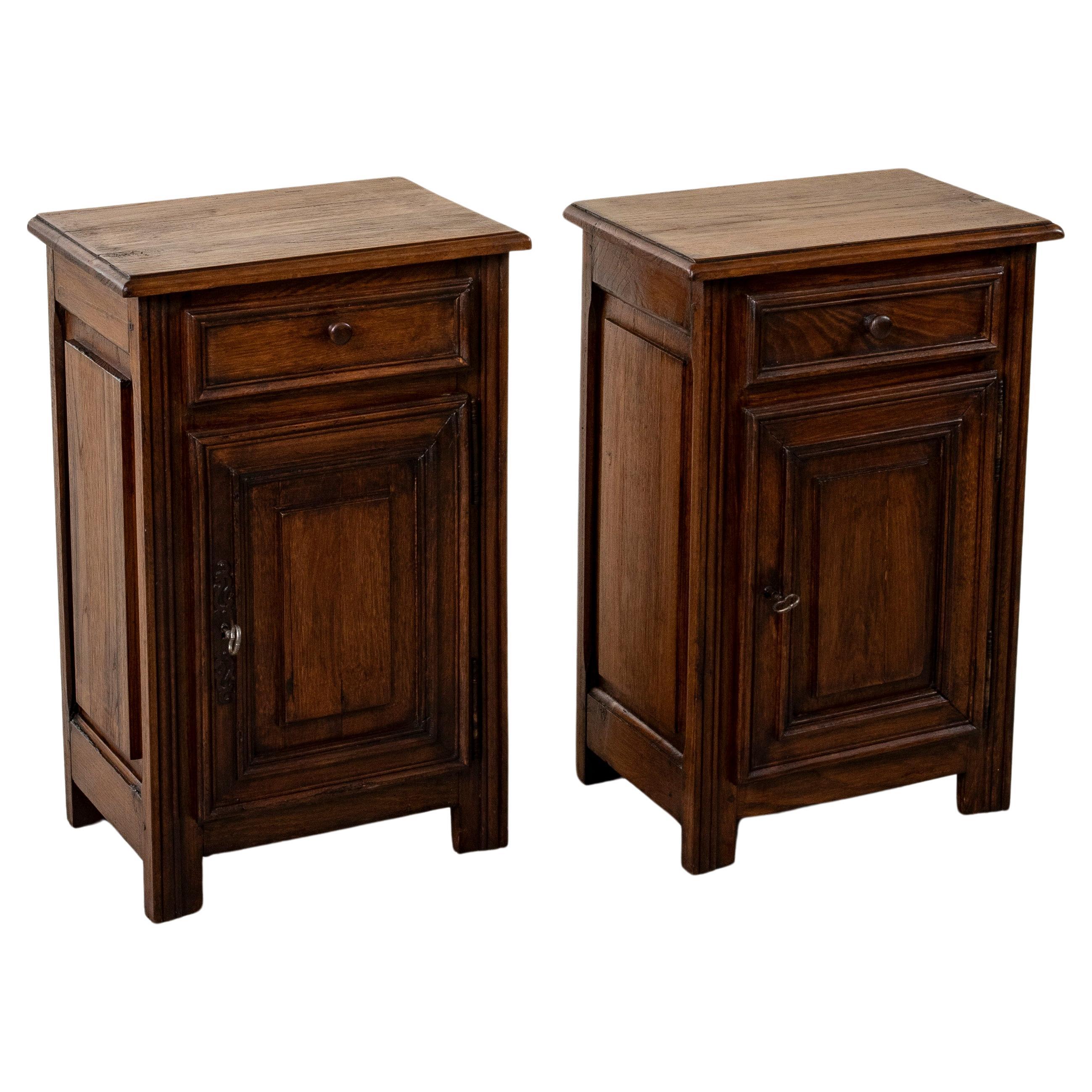 Pair of Early 20th Century French Louis XIV Style Oak Nightstands For Sale