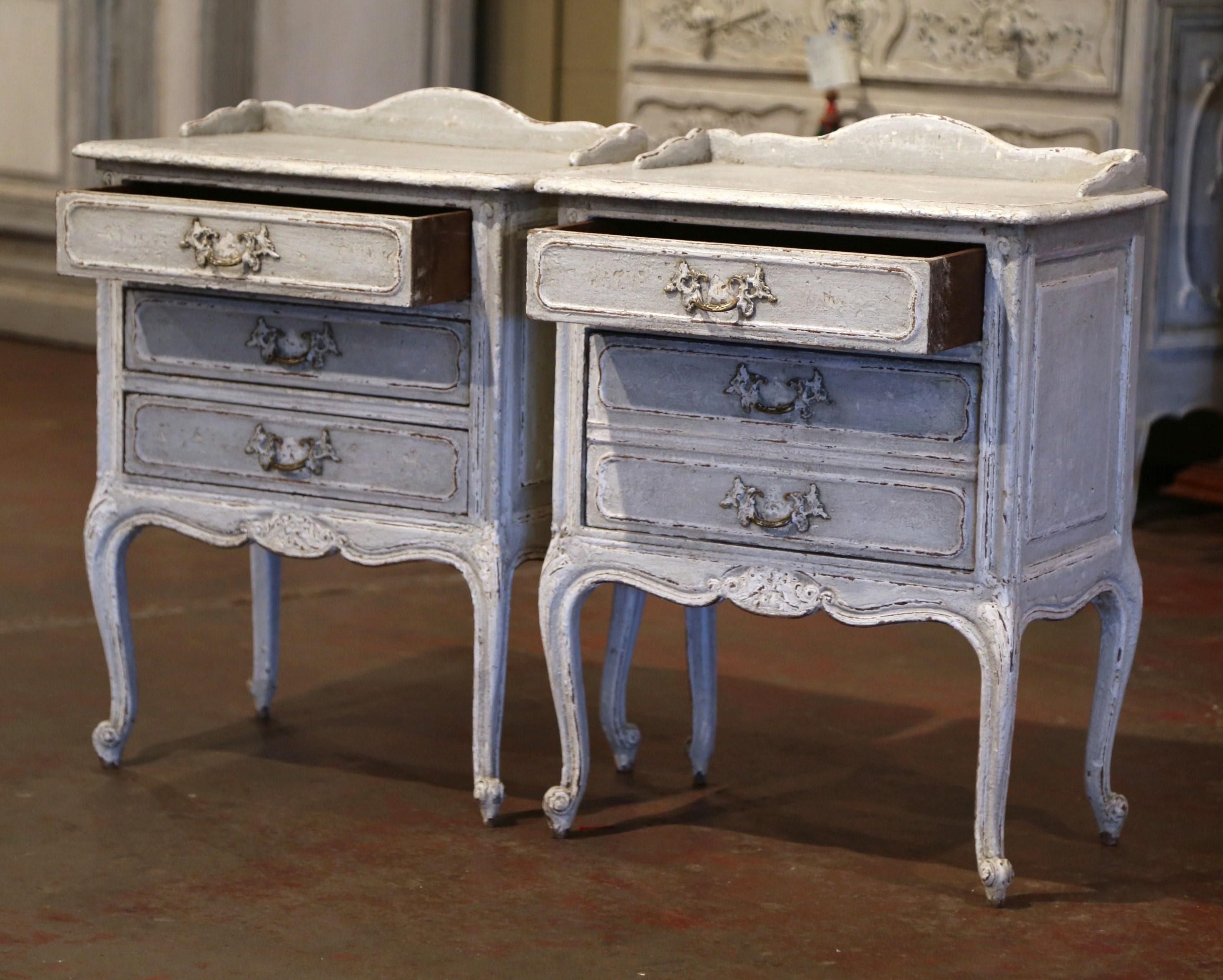 Hand-Carved Pair of Early 20th Century French Louis XV Carved Painted Bedside Tables