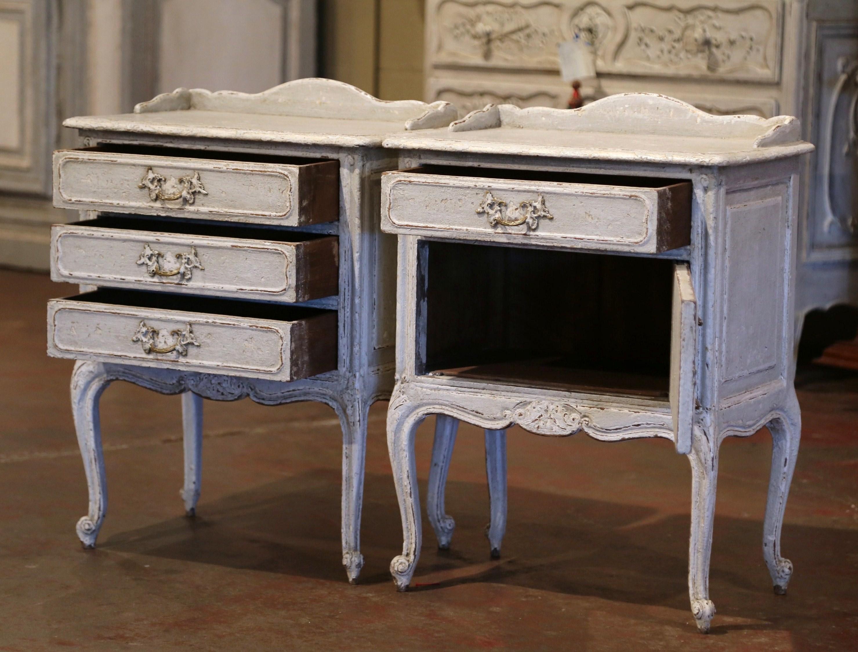 Pair of Early 20th Century French Louis XV Carved Painted Bedside Tables In Excellent Condition In Dallas, TX
