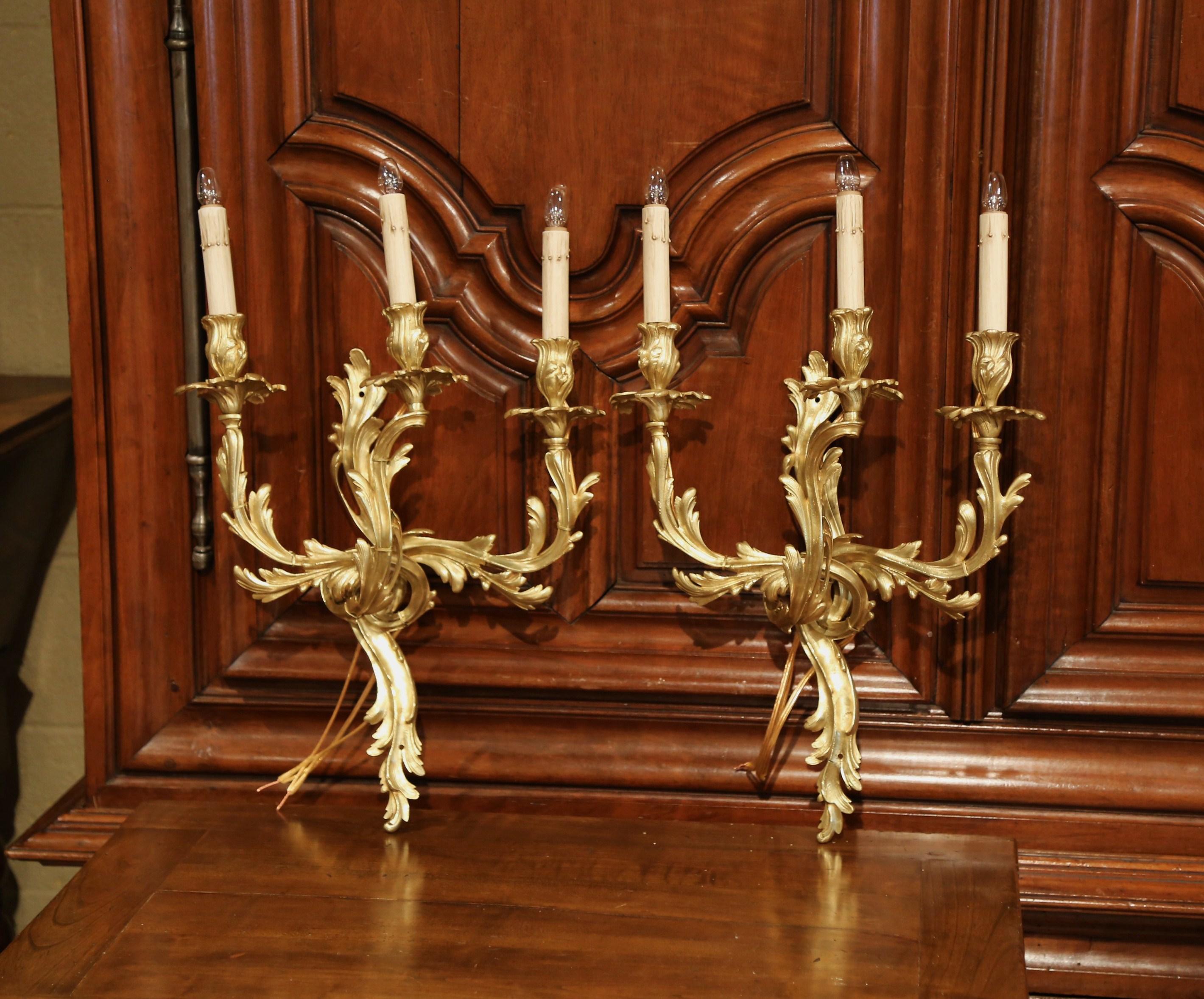 Pair of Early 20th Century French Louis XV Three-Light Gilt Bronze Wall Sconces im Zustand „Hervorragend“ in Dallas, TX