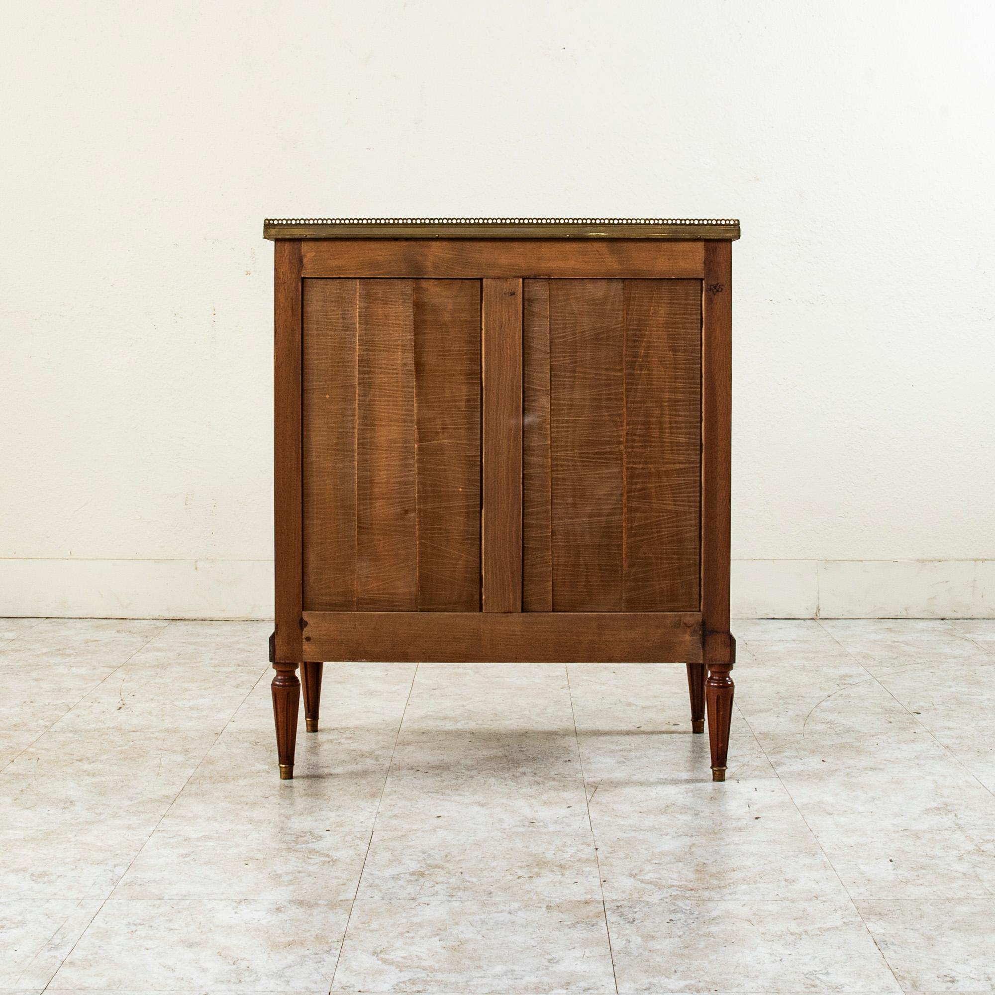 20ième siècle Paire de buffets et tables de nuit en acajou de style Louis XVI du début du 20e siècle