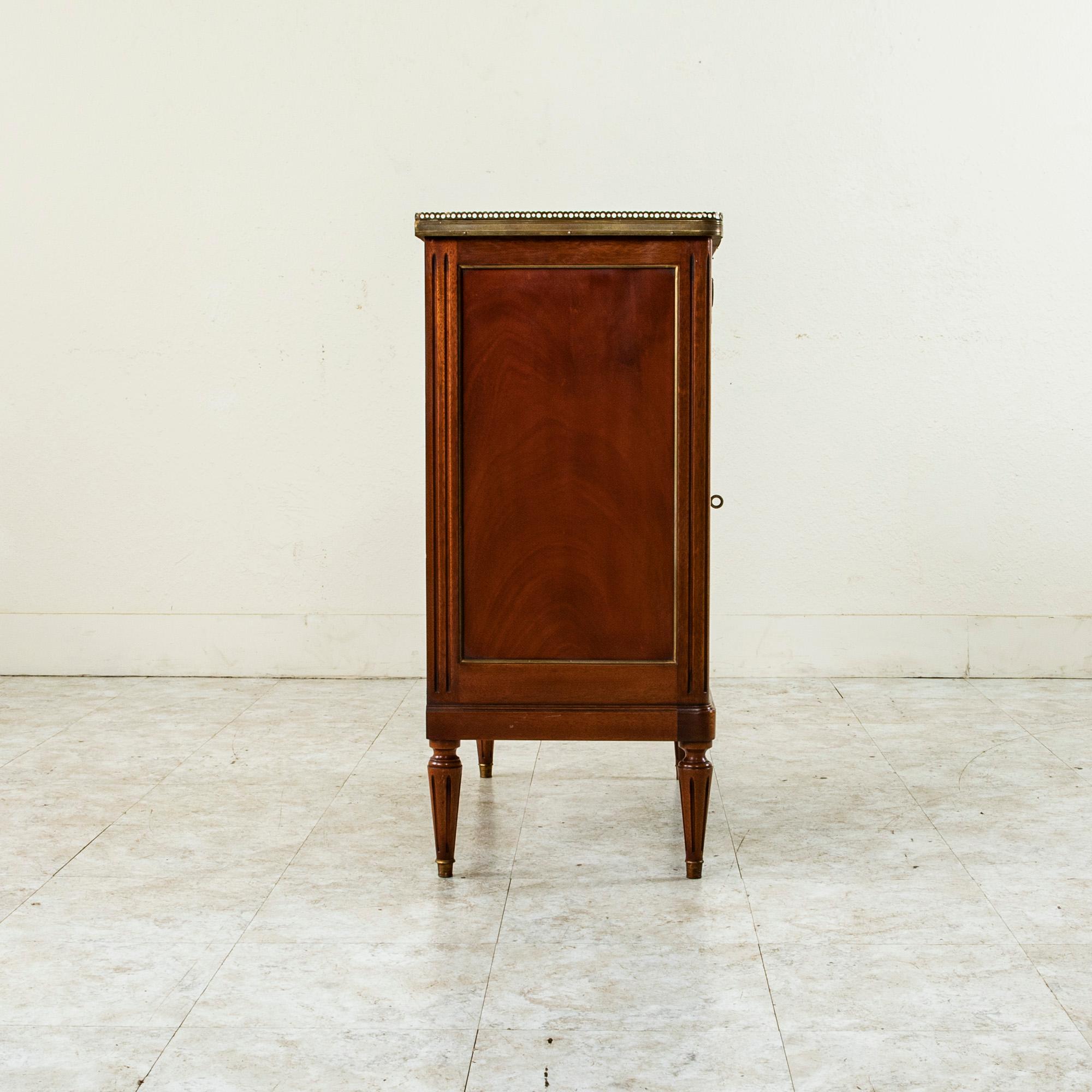 Bronze Paire de buffets et tables de nuit en acajou de style Louis XVI du début du 20e siècle
