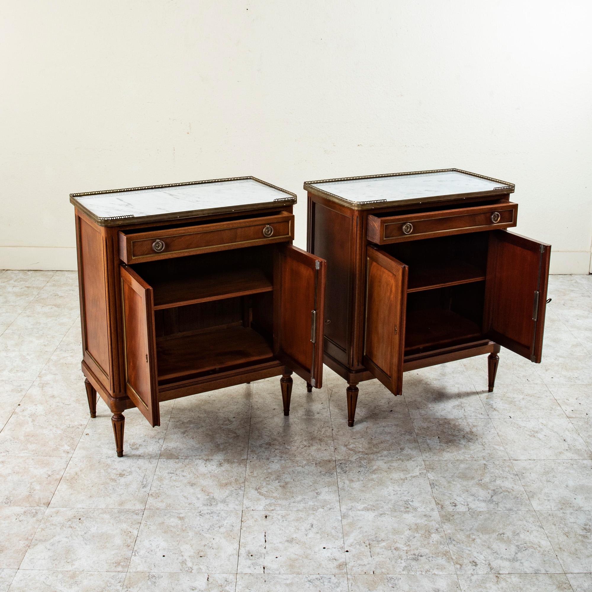 Paire de buffets et tables de nuit en acajou de style Louis XVI du début du 20e siècle 1